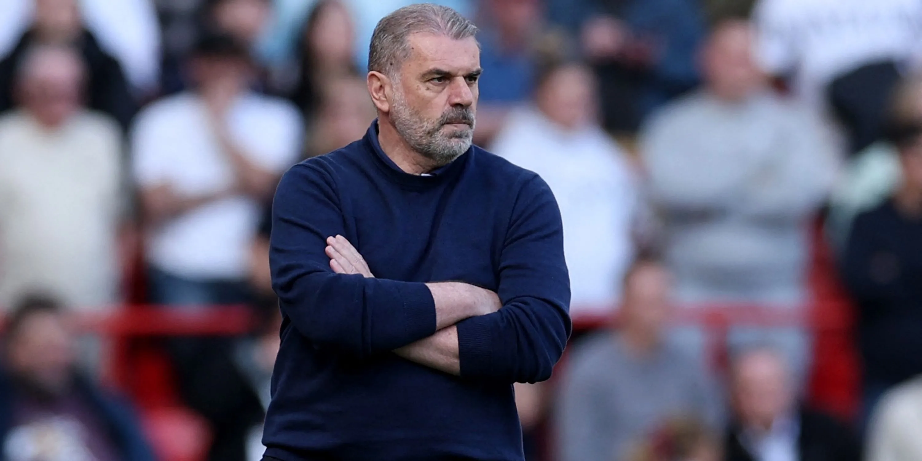 HLV Ange Postecoglou của Tottenham quan sát trận đấu