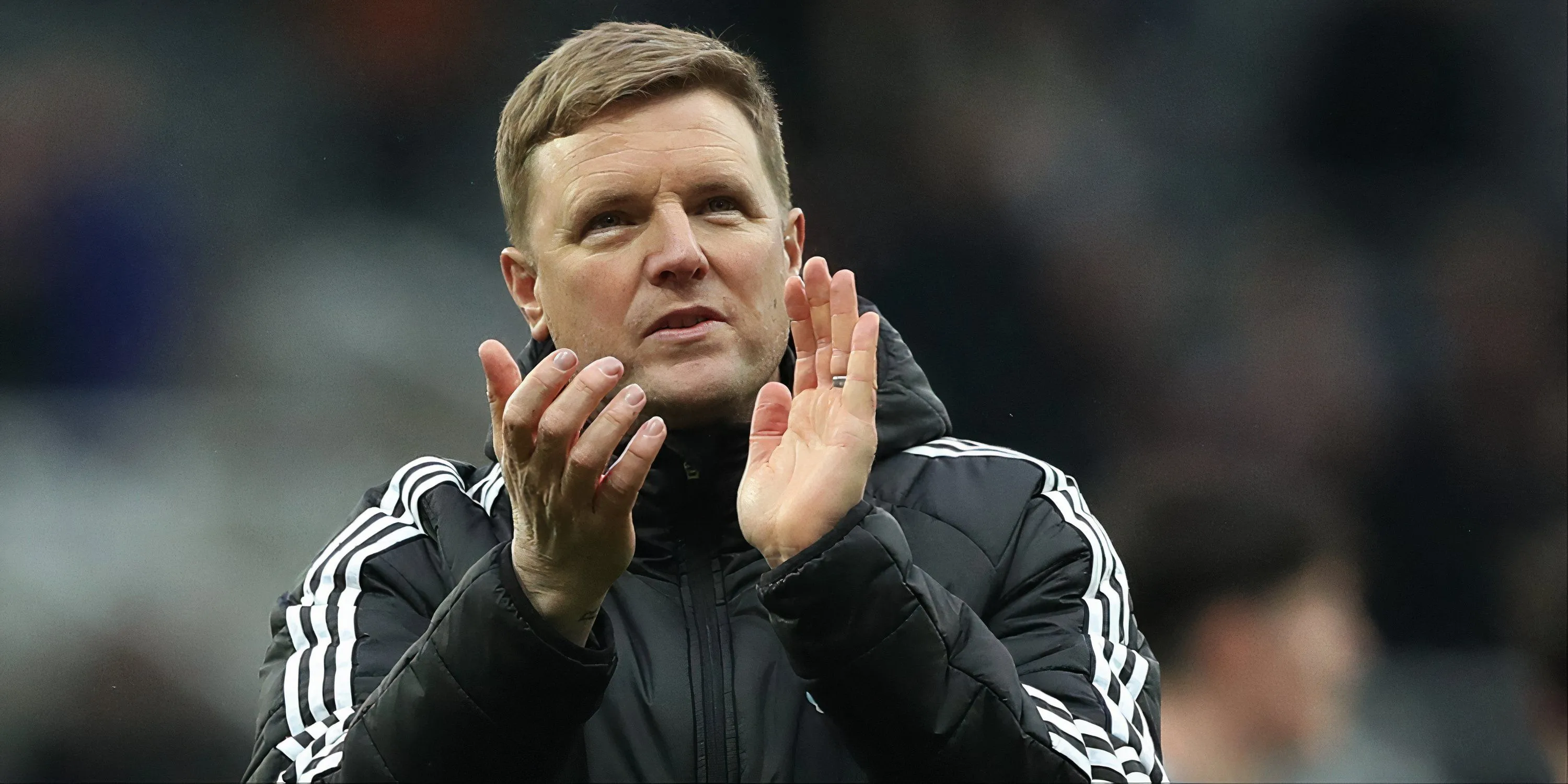 HLV Eddie Howe chỉ đạo các cầu thủ Newcastle United trên sân tập