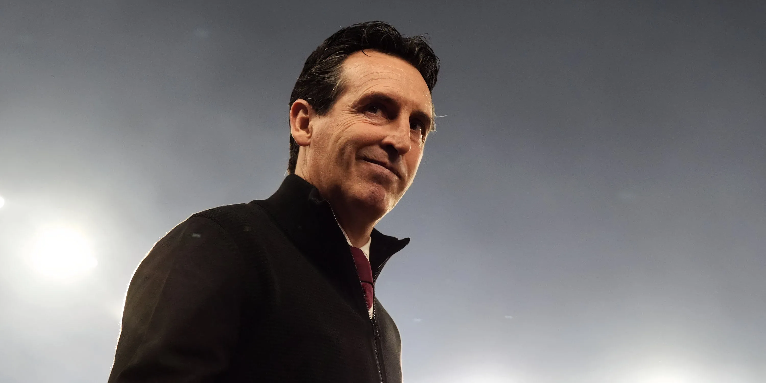 Huấn luyện viên Aston Villa Unai Emery đang chỉ đạo