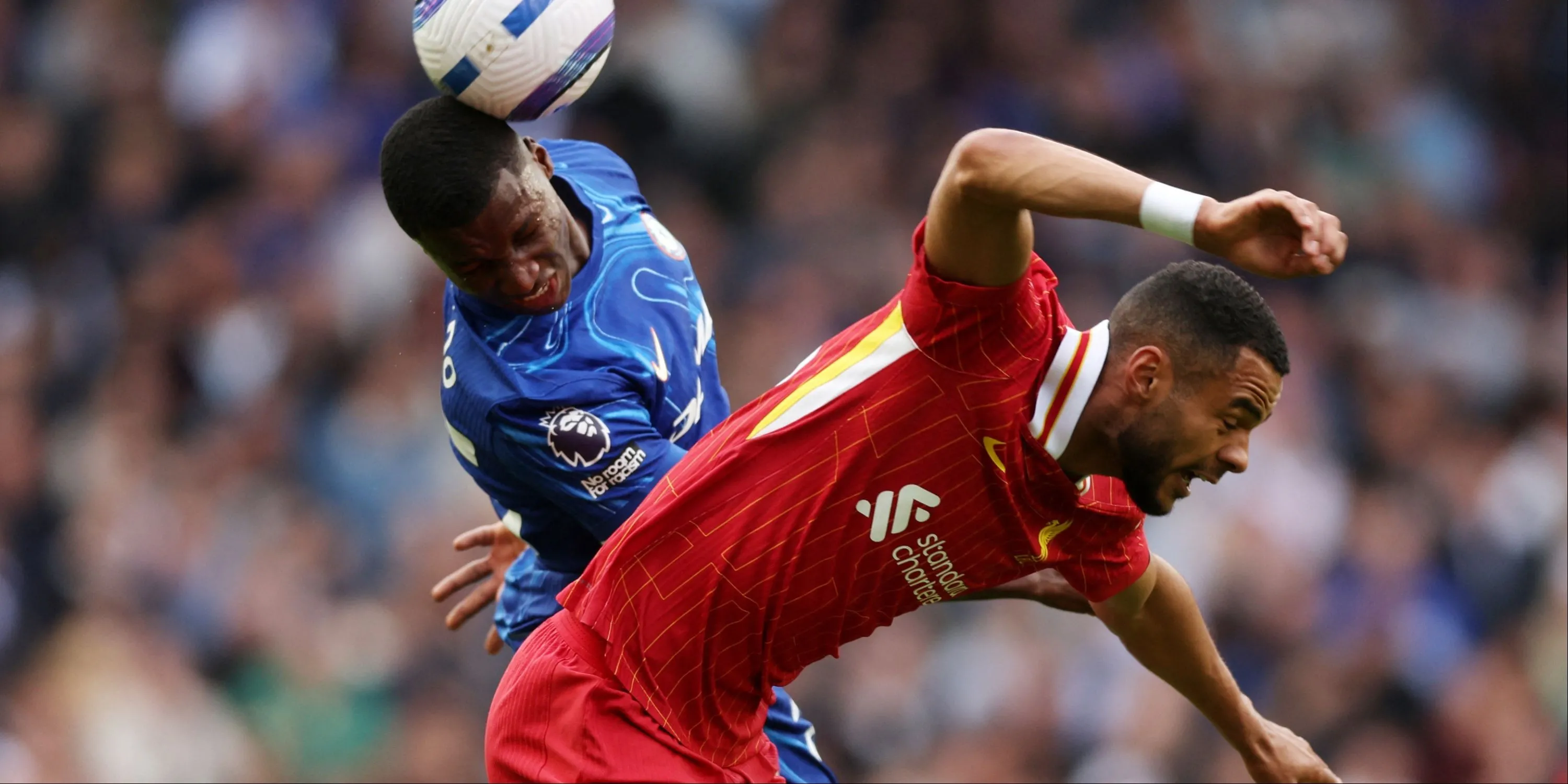 Moises Caicedo (Chelsea) tranh chấp bóng quyết liệt với Cody Gakpo (Liverpool)