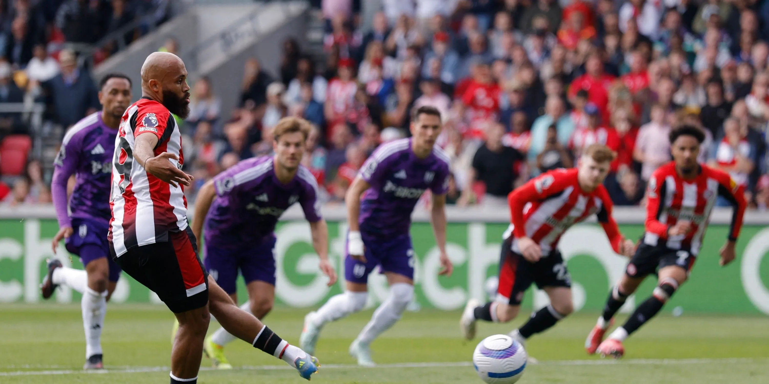 Cầu thủ chạy cánh Bryan Mbeumo của Brentford