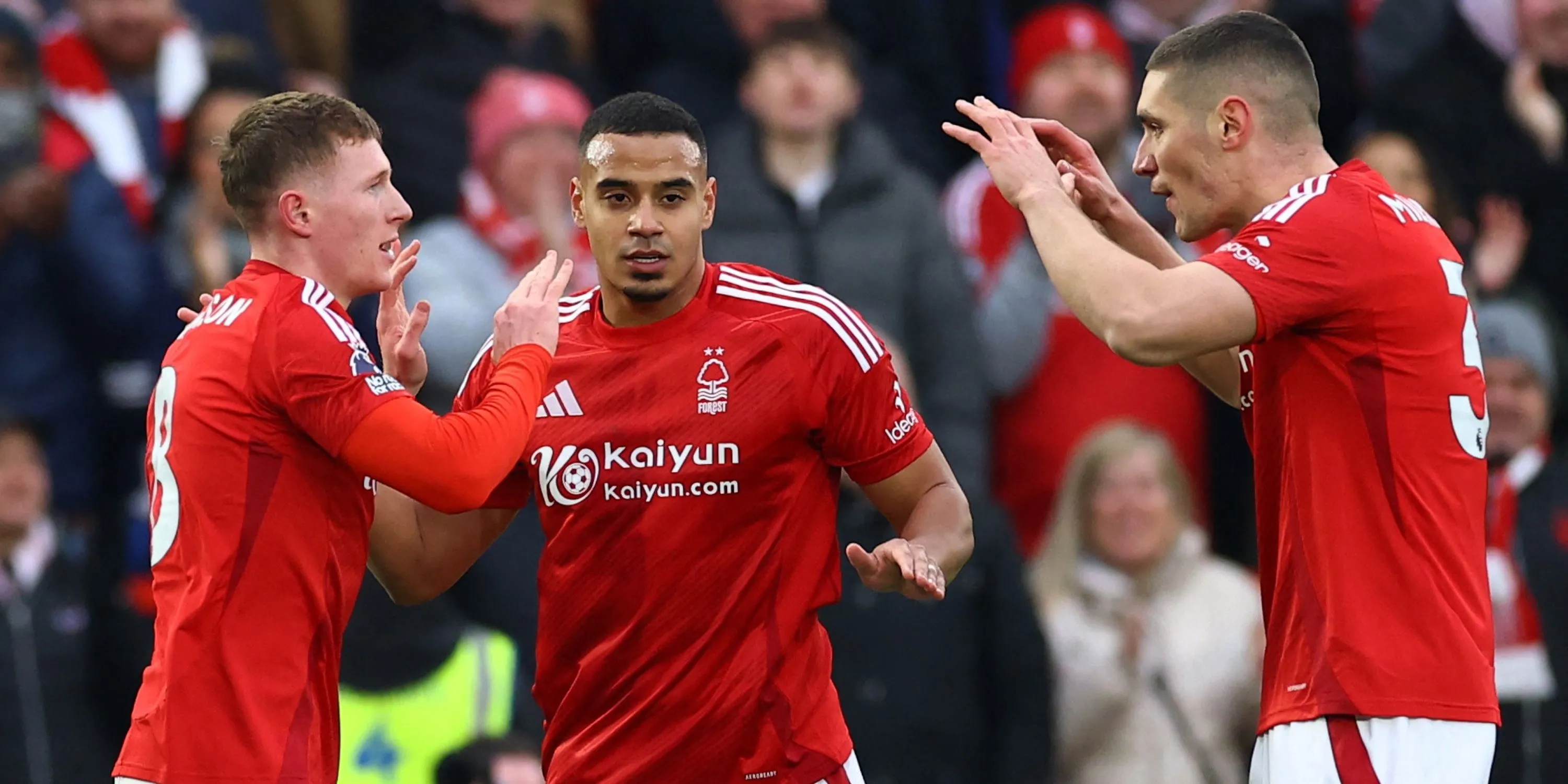 Cầu thủ Nottingham Forest ăn mừng bàn thắng, có trung vệ Murillo