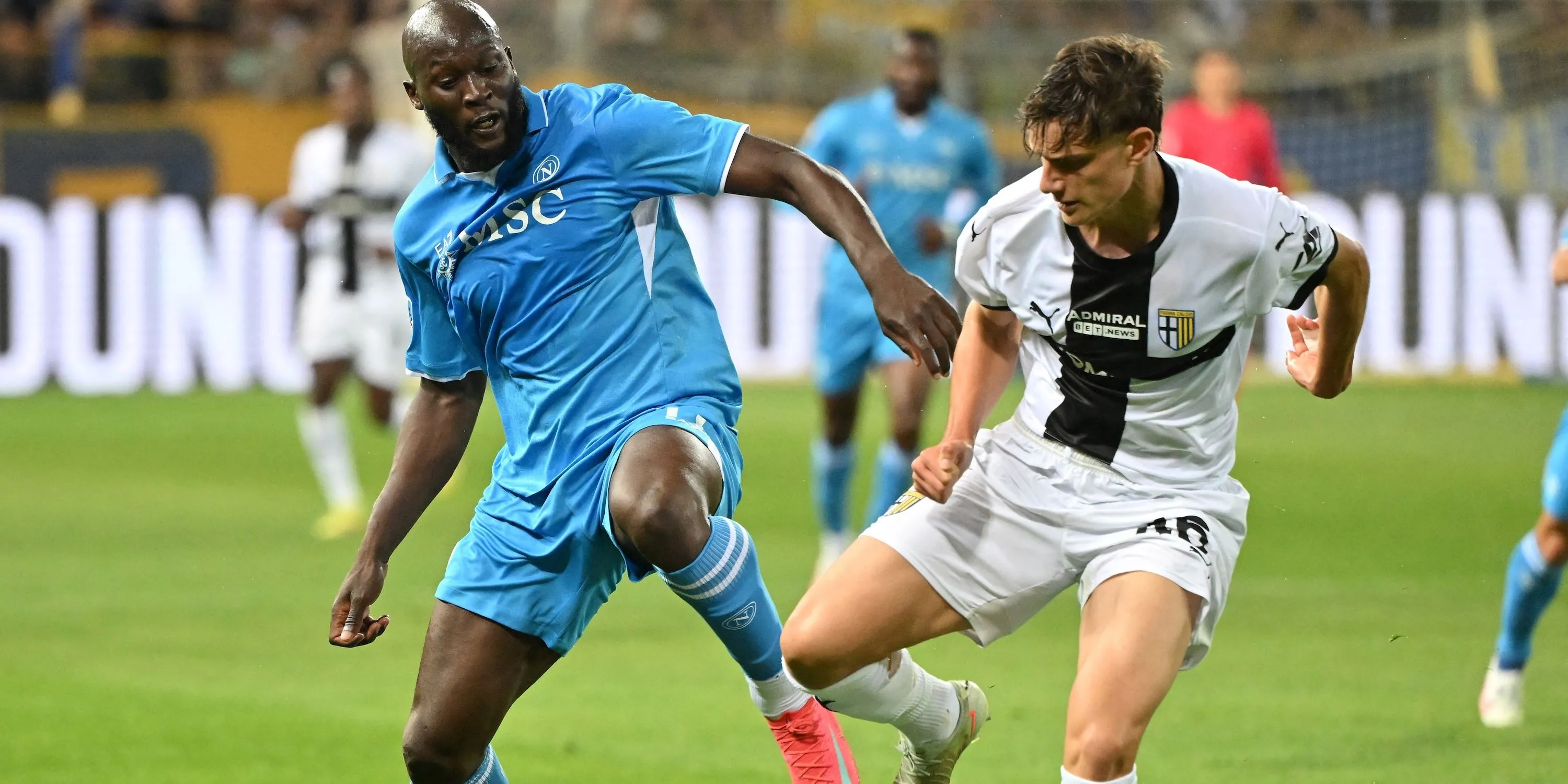 Hậu vệ Giovanni Leoni của Parma đối đầu tiền đạo Romelu Lukaku
