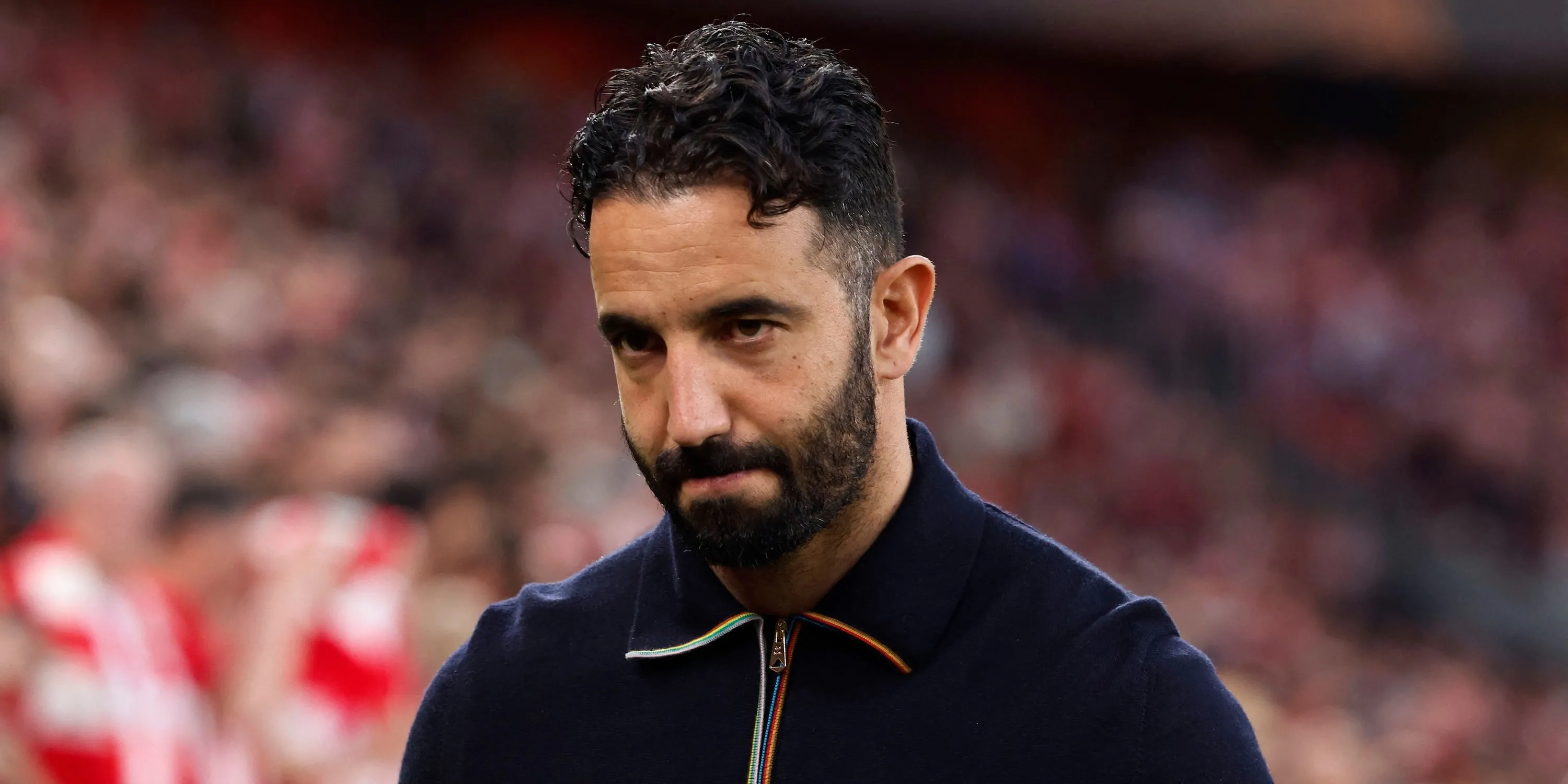 HLV Ruben Amorim của Manchester United trước trận đấu, người đang định hình chiến lược chuyển nhượng trẻ cho câu lạc bộ.