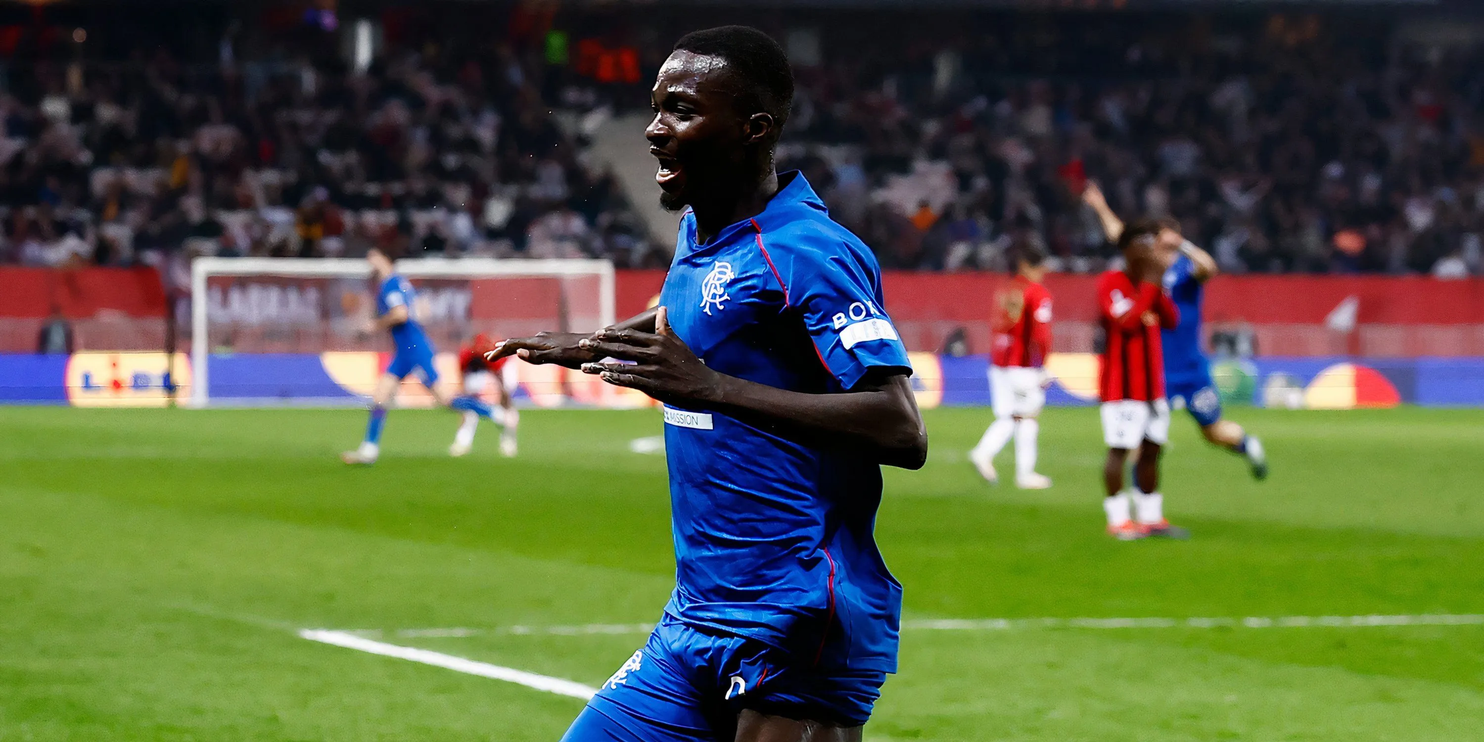 Mohamed Diomande thi đấu cho Rangers tại Europa League.