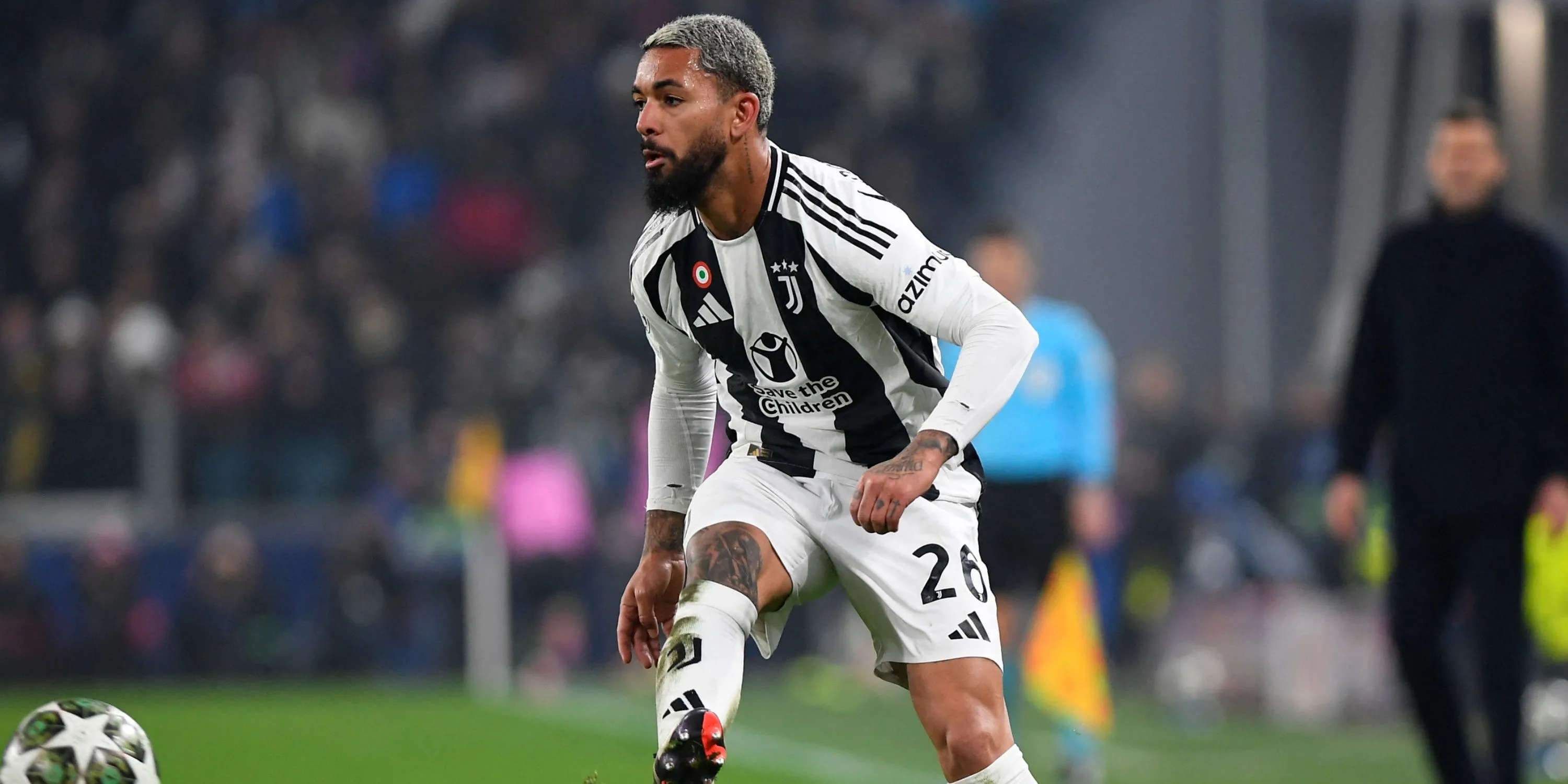 Tiền vệ Douglas Luiz trong màu áo Juventus, mục tiêu chuyển nhượng được đồn đoán của Leeds United