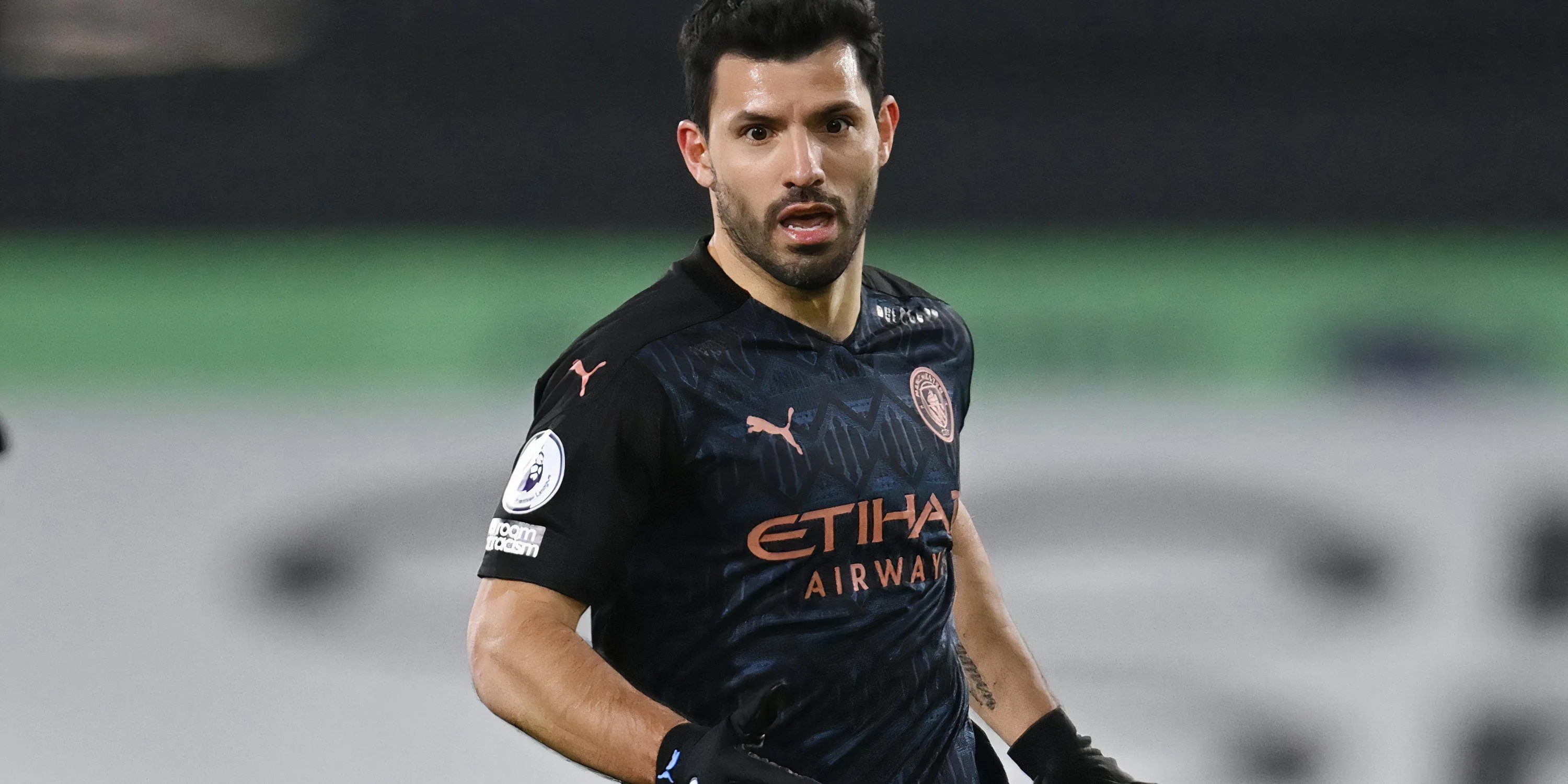 Áo đấu sân khách Manchester City mùa giải 2020-21 của Puma với họa tiết tối màu