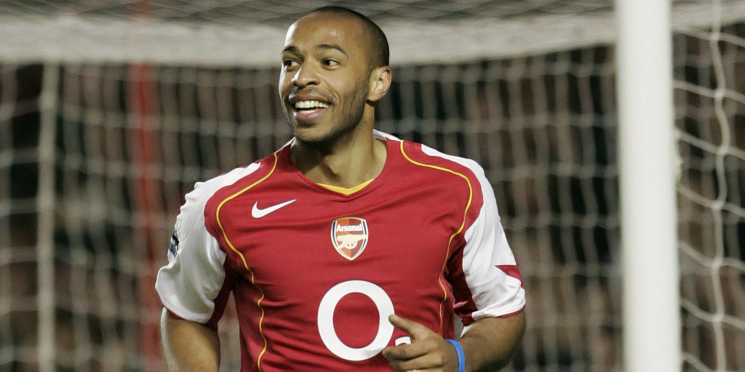 Áo đấu sân nhà Arsenal mùa giải 2004-05 của Nike với logo O2 và chi tiết vàng