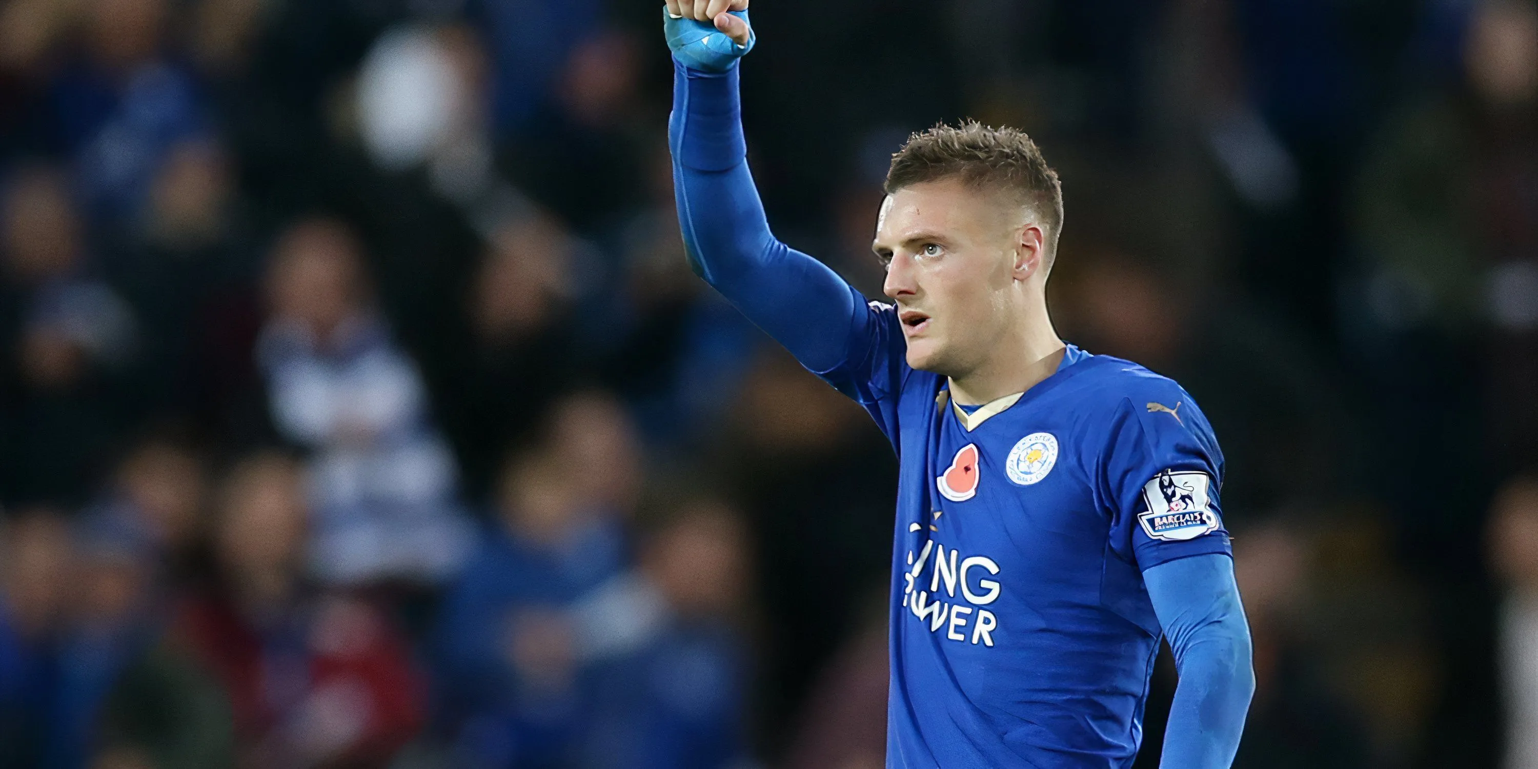 Áo đấu sân nhà Leicester City mùa giải 2015-16 của Puma, biểu tượng cho chức vô địch Premier League