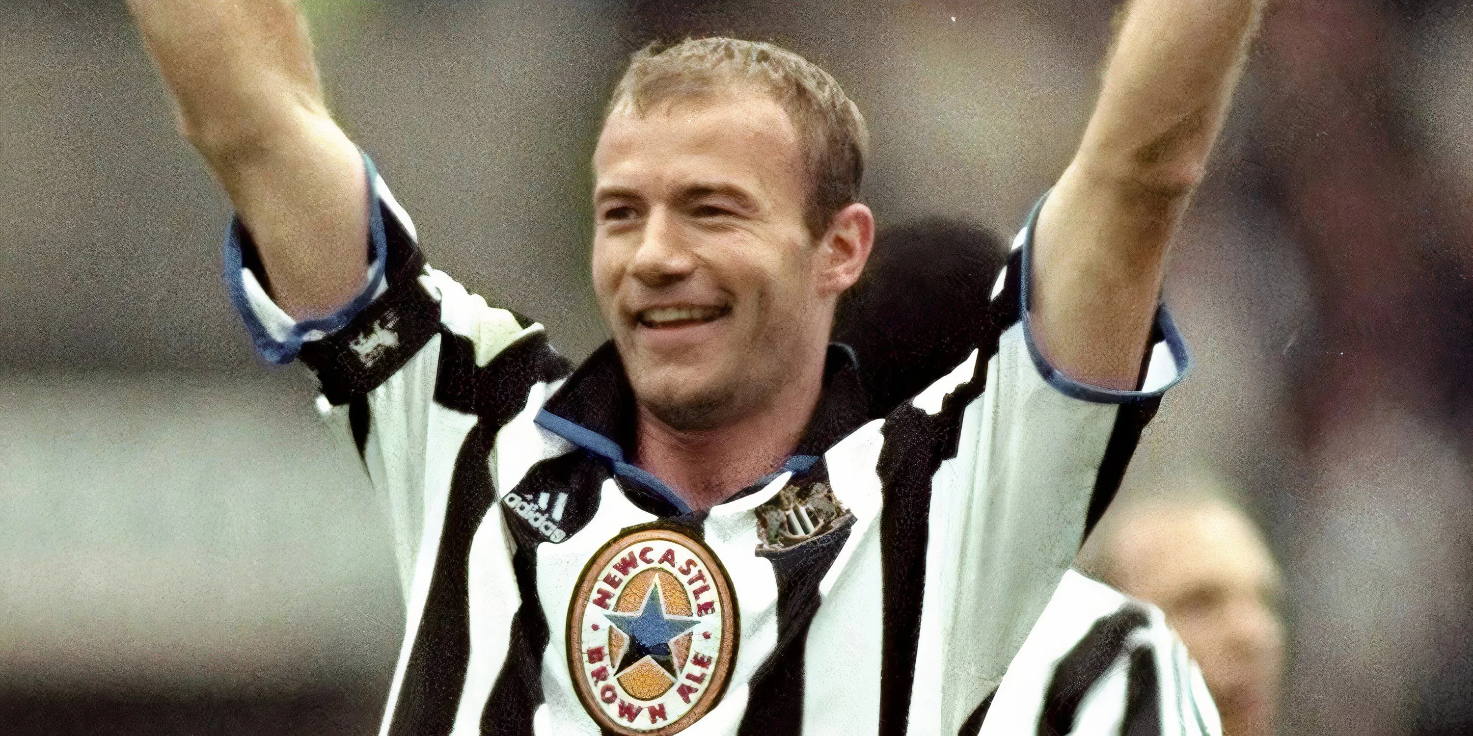 Áo đấu sân nhà Newcastle United mùa giải 1999-2000 của Adidas với cổ polo và logo ngôi sao