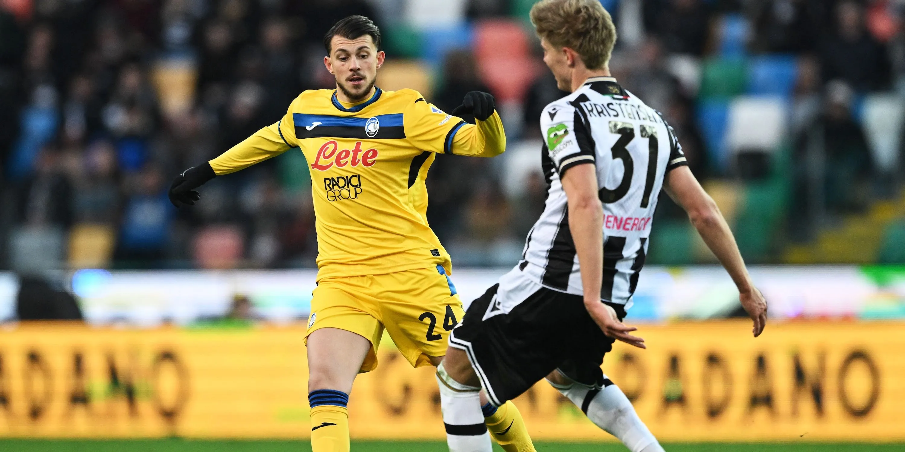 Các cầu thủ Atalanta và Udinese tranh bóng trên sân