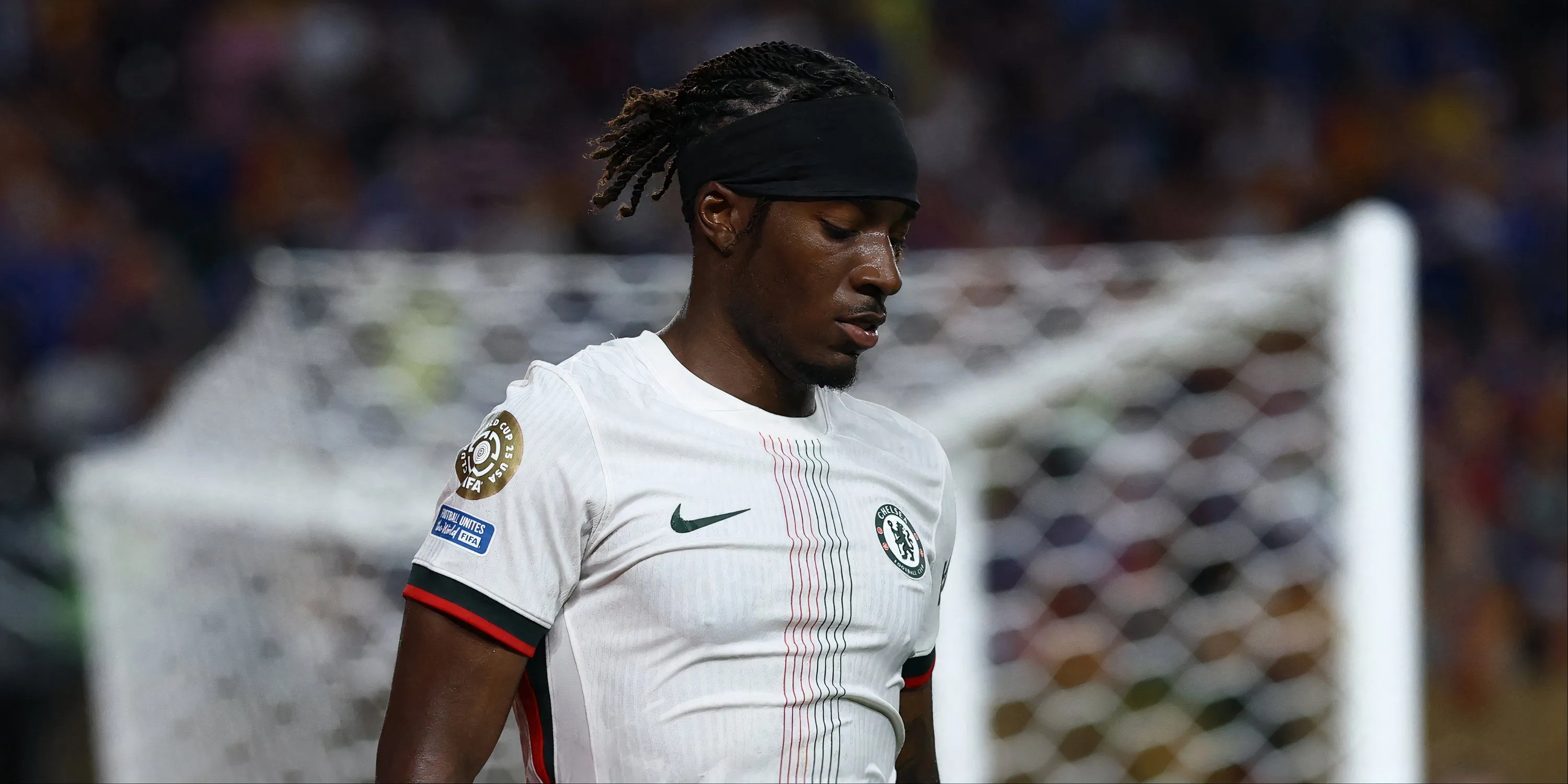 Cầu thủ chạy cánh Noni Madueke trong trang phục thi đấu của Chelsea