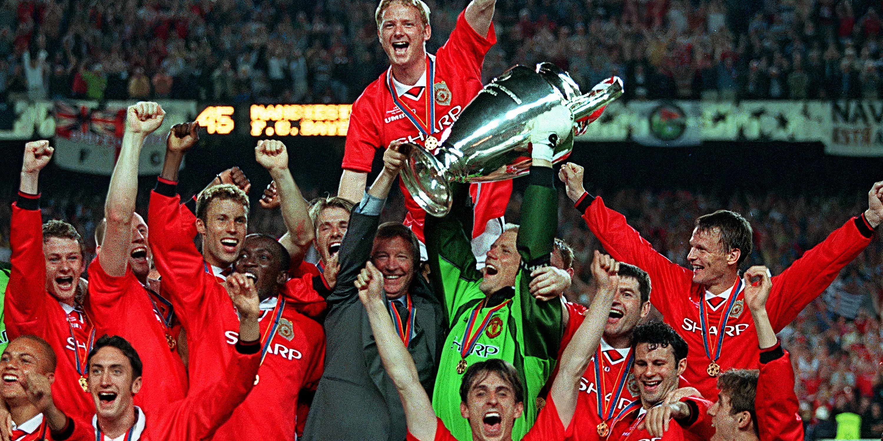Đội hình Manchester United ăn mừng cú ăn ba lịch sử mùa giải 1998-1999