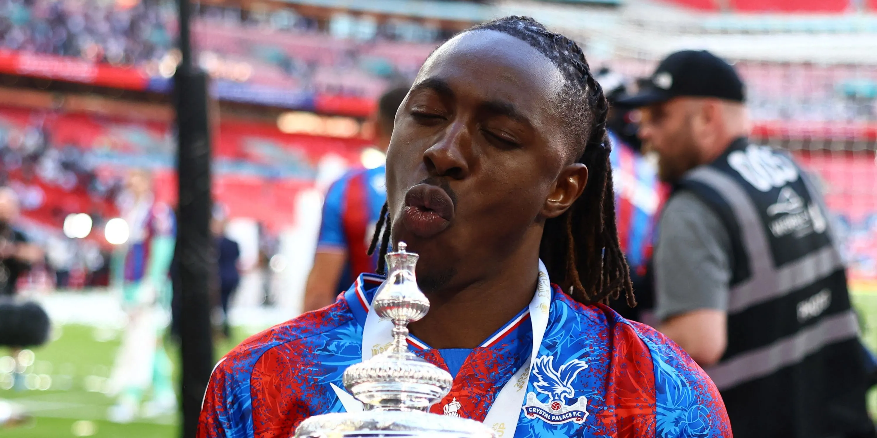 Eberechi Eze ăn mừng cùng cúp FA sau trận thắng Manchester City