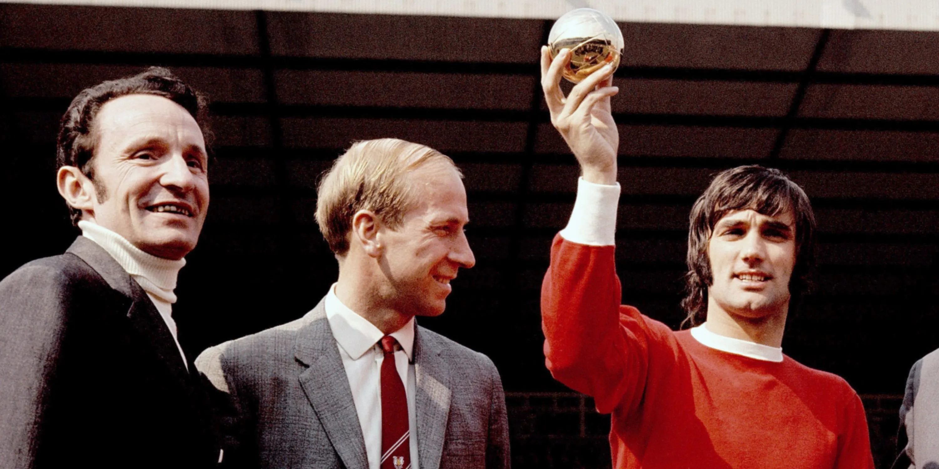 George Best và Bobby Charlton với giải thưởng Cầu thủ xuất sắc nhất châu Âu 1968, biểu tượng Manchester United