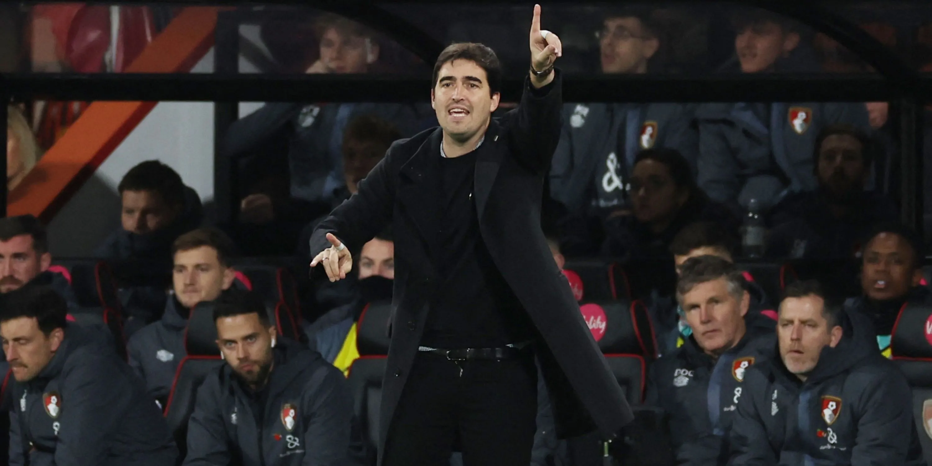 HLV Andoni Iraola của Bournemouth trong một trận đấu Premier League