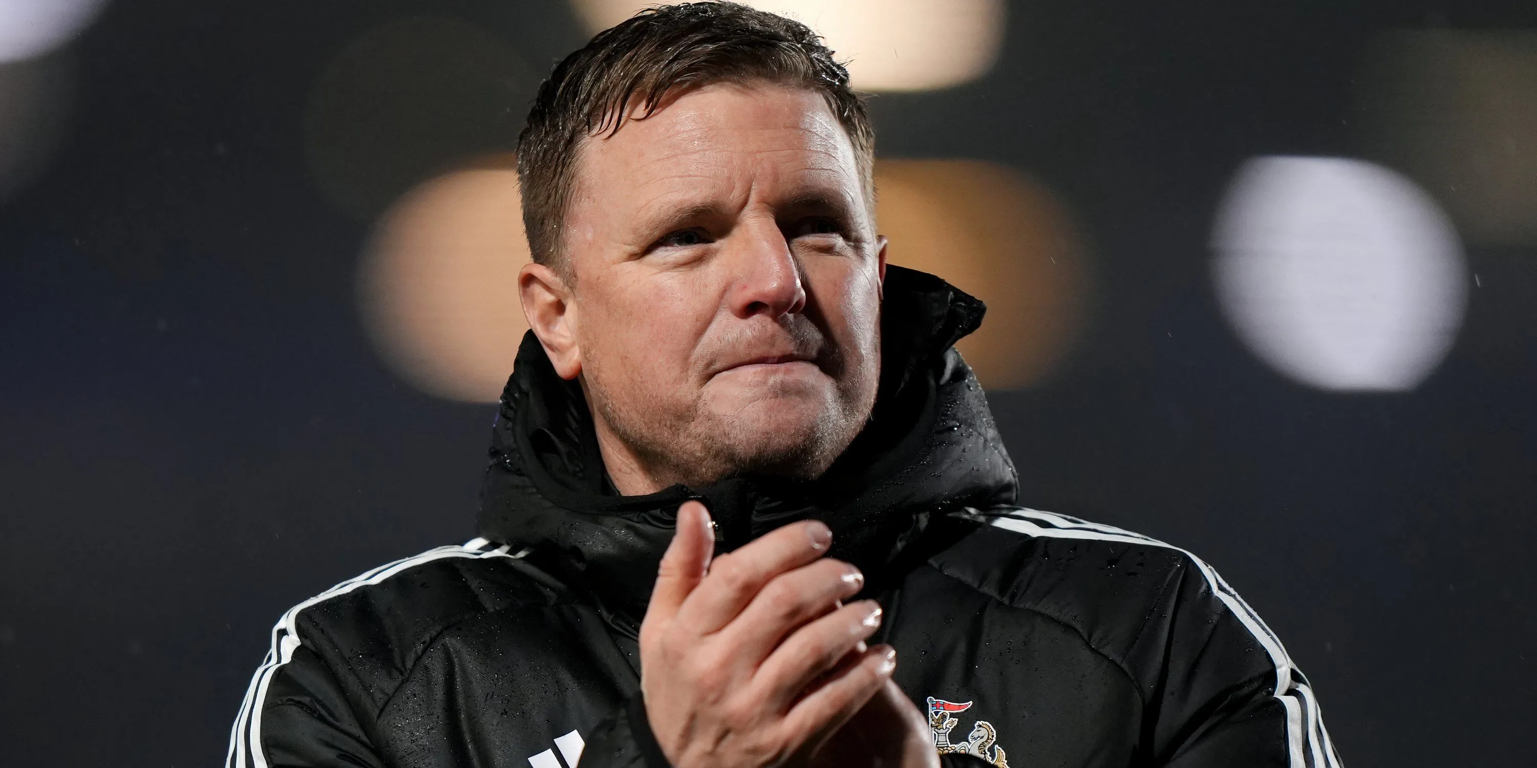 HLV Eddie Howe của Newcastle United vỗ tay trên đường pitch.