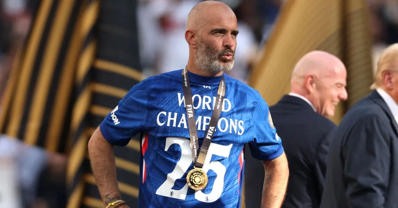 HLV Enzo Maresca chỉ đạo trên sân cho Chelsea.