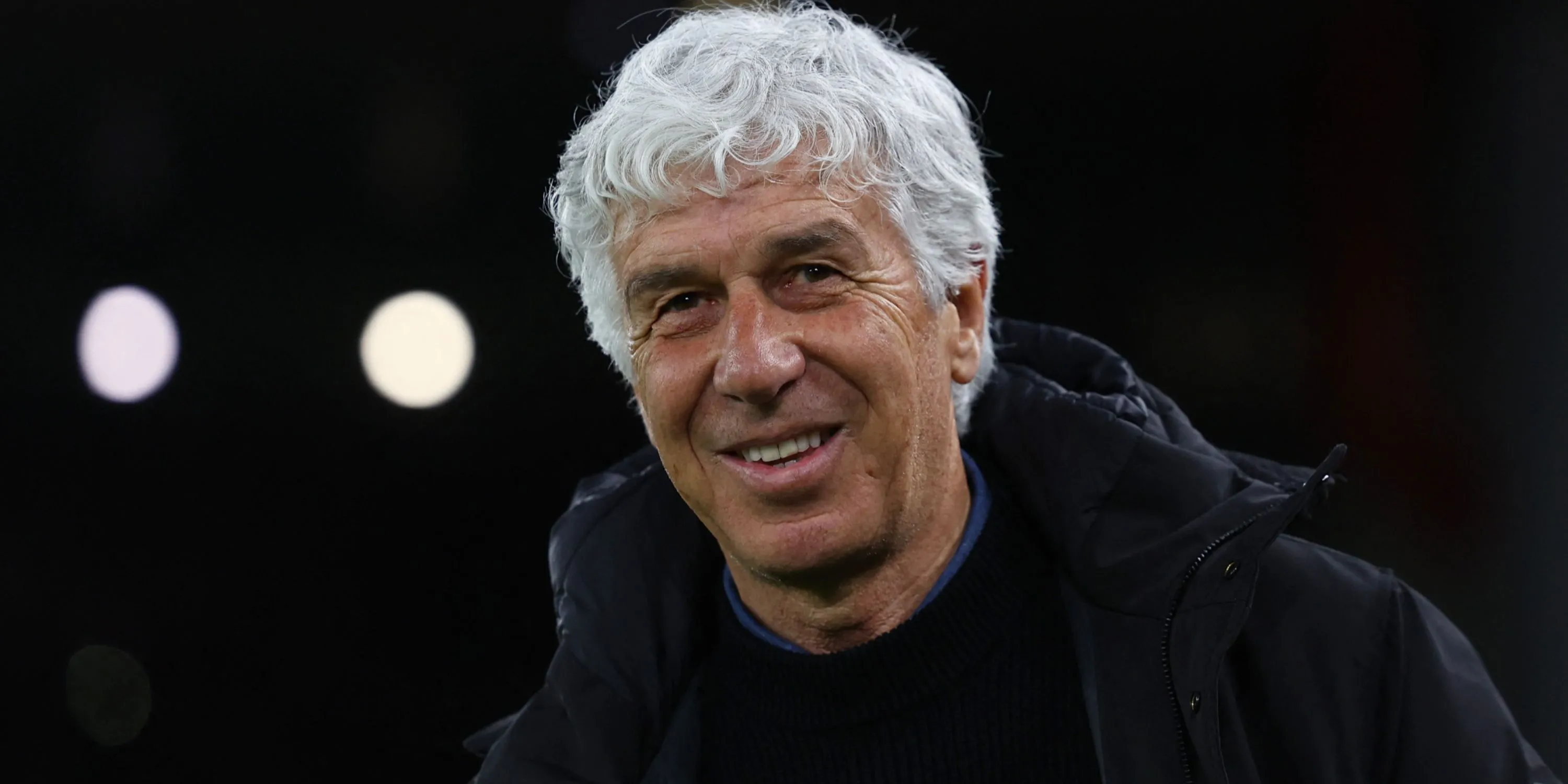 HLV Gian Piero Gasperini mỉm cười trong trận đấu của Atalanta.