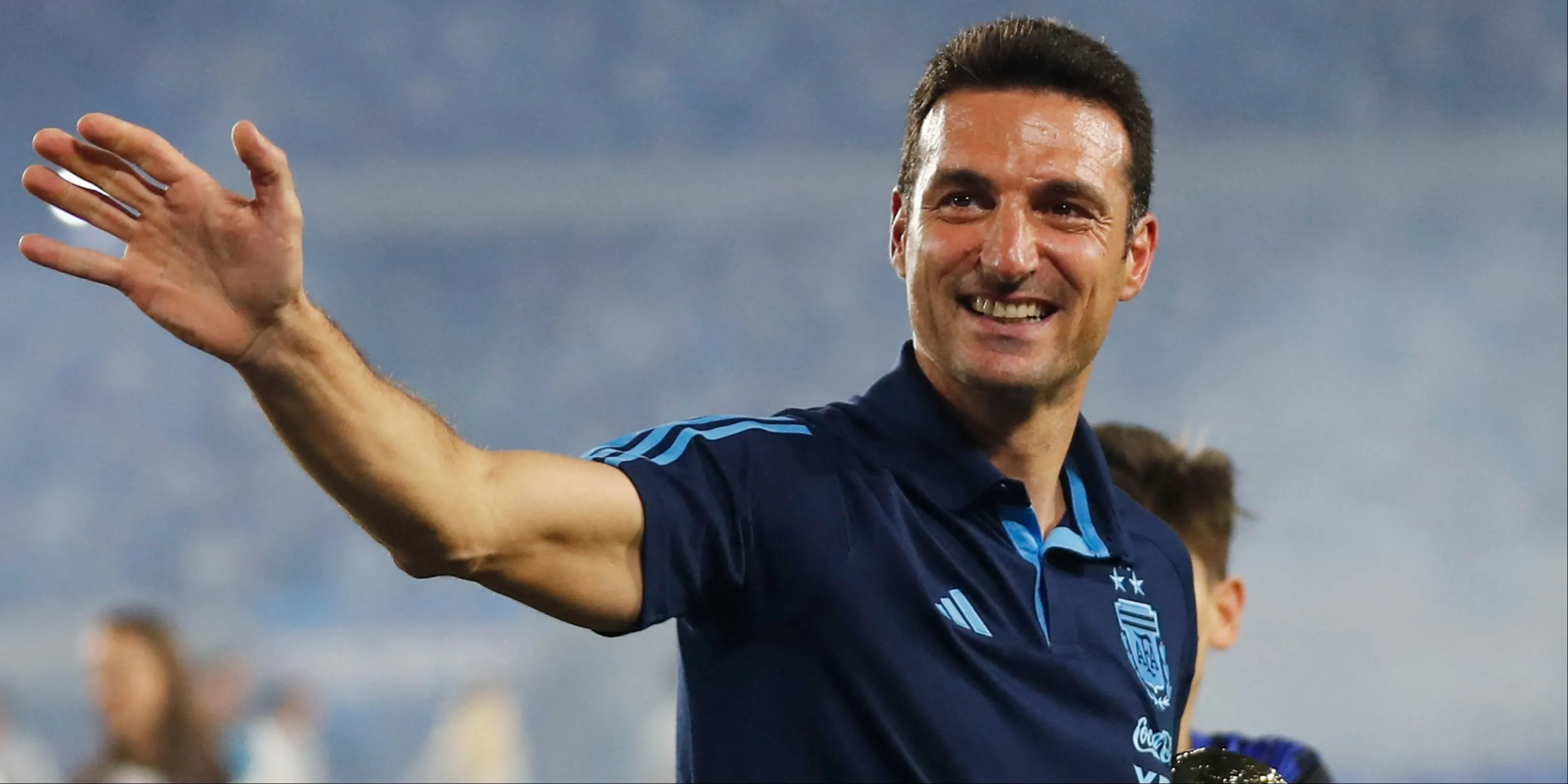 HLV Lionel Scaloni của Argentina ăn mừng chiến thắng.