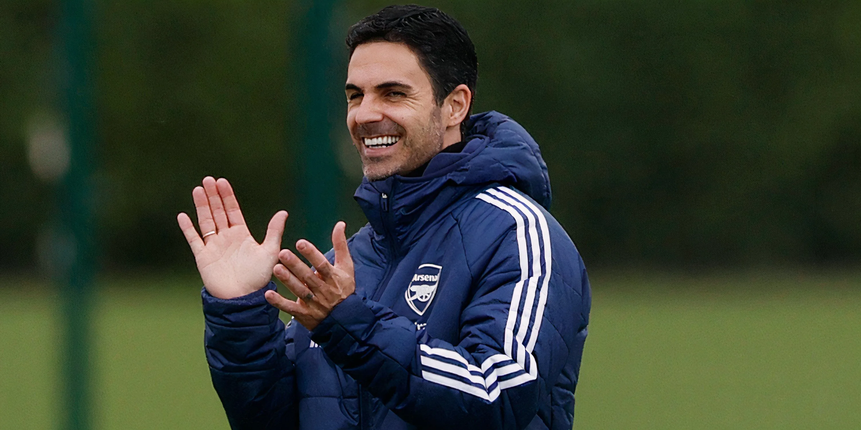 HLV Mikel Arteta của Arsenal trên băng ghế chỉ đạo, thể hiện sự lo lắng khi đội bóng đối đầu với Liverpool tại Anfield, nơi anh có thành tích không mấy khả quan.