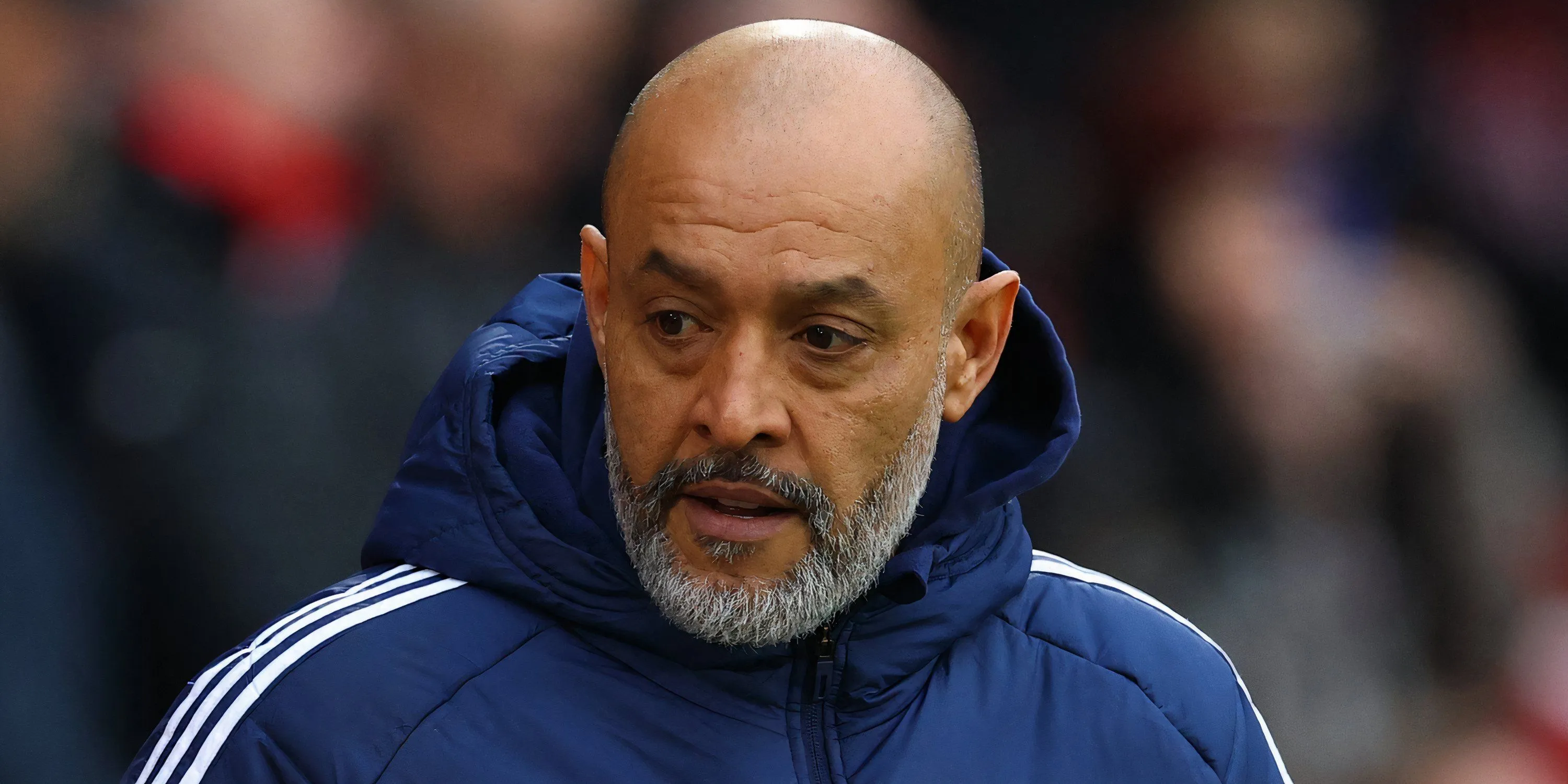 HLV Nuno Espirito Santo chỉ đạo Nottingham Forest trên sân.