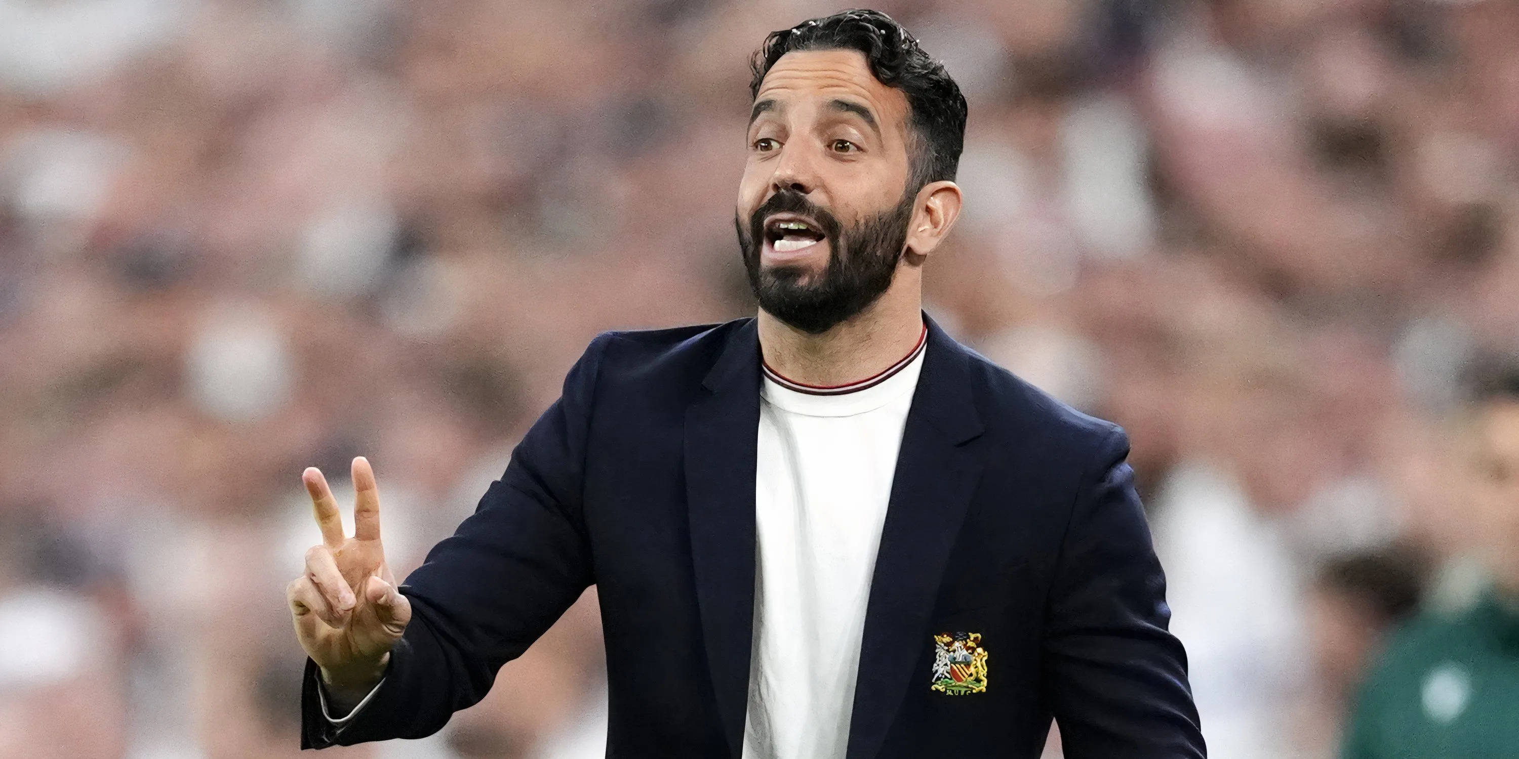 HLV Ruben Amorim chỉ đạo bên đường biên, người đang xây dựng lại Manchester United