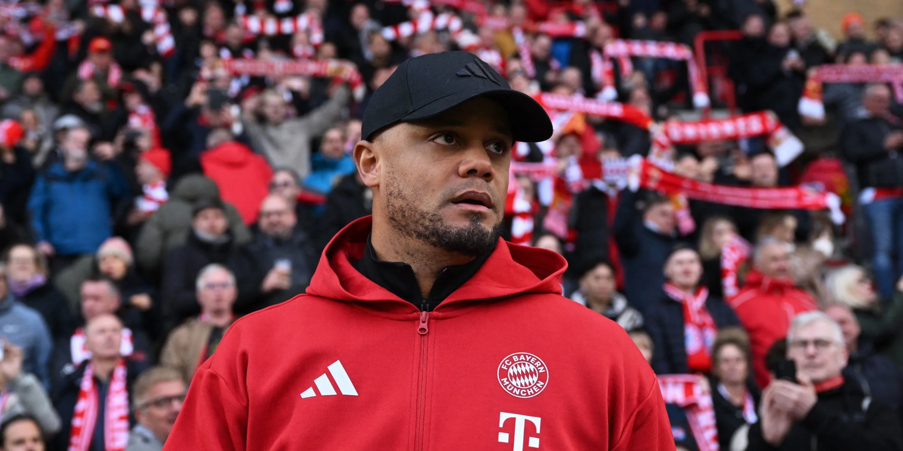 HLV Vincent Kompany trong bối cảnh tin đồn chuyển nhượng liên quan đến các mục tiêu của Manchester United và Bayern Munich.