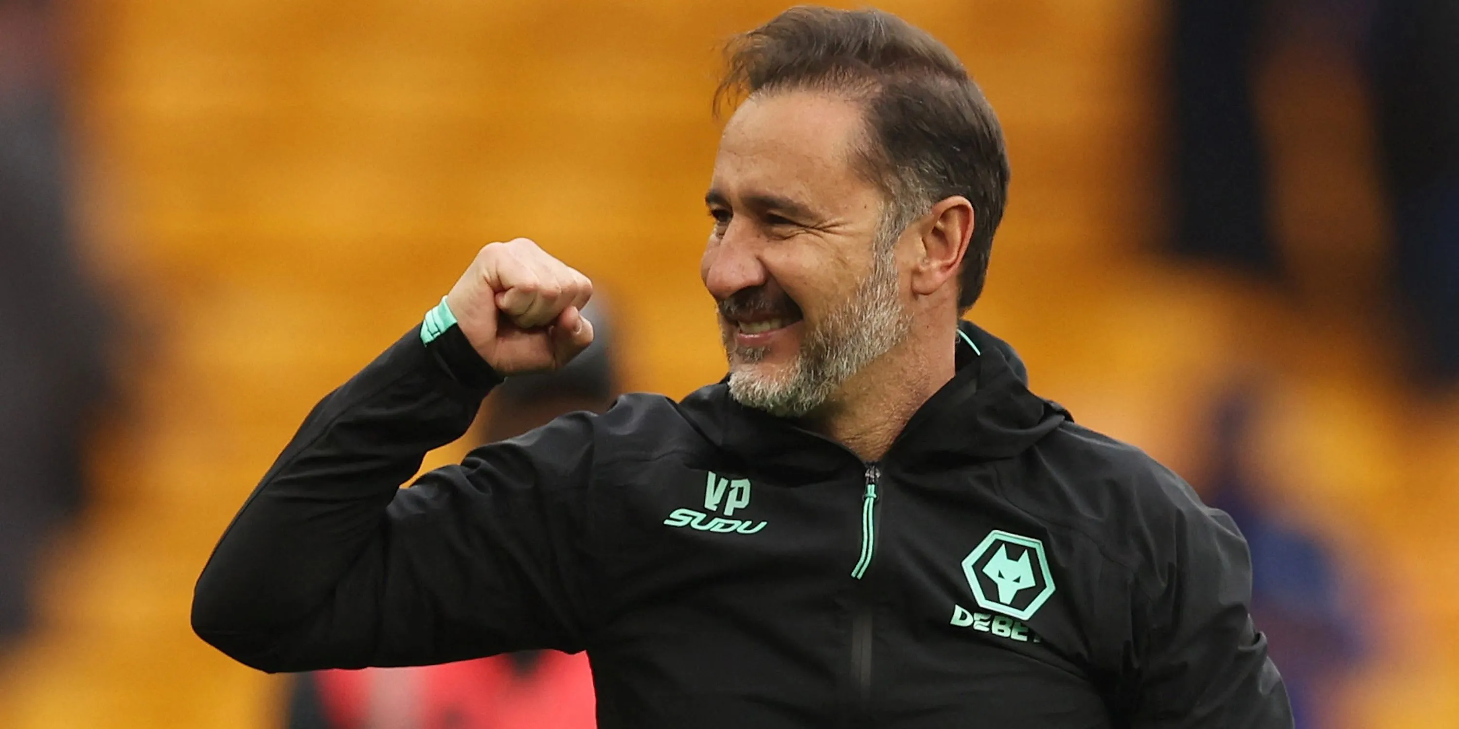 HLV Vitor Pereira ăn mừng sau trận đấu của Wolves
