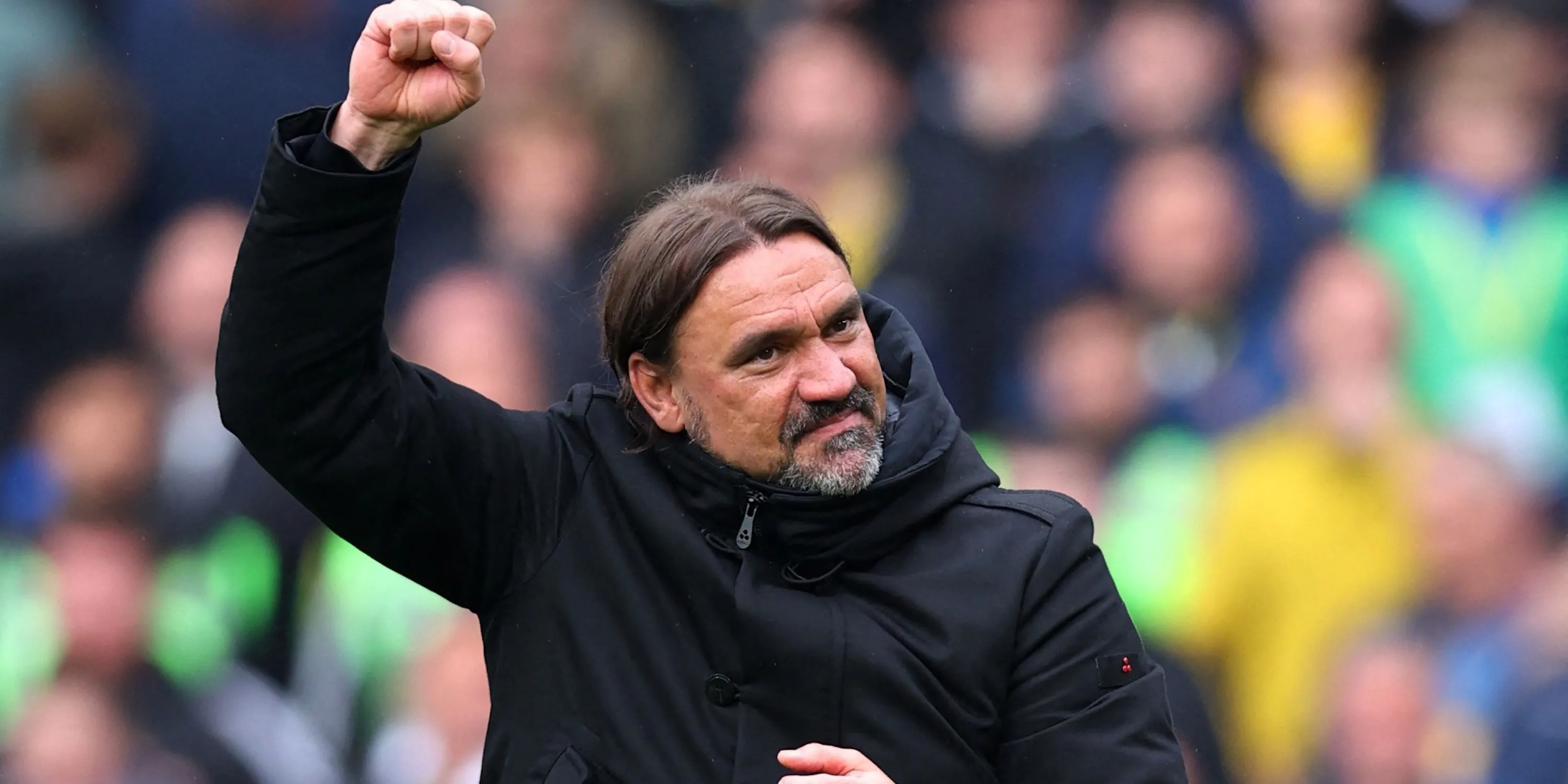 Huấn luyện viên Daniel Farke của Leeds United ăn mừng, thể hiện sự quyết tâm trên thị trường chuyển nhượng.