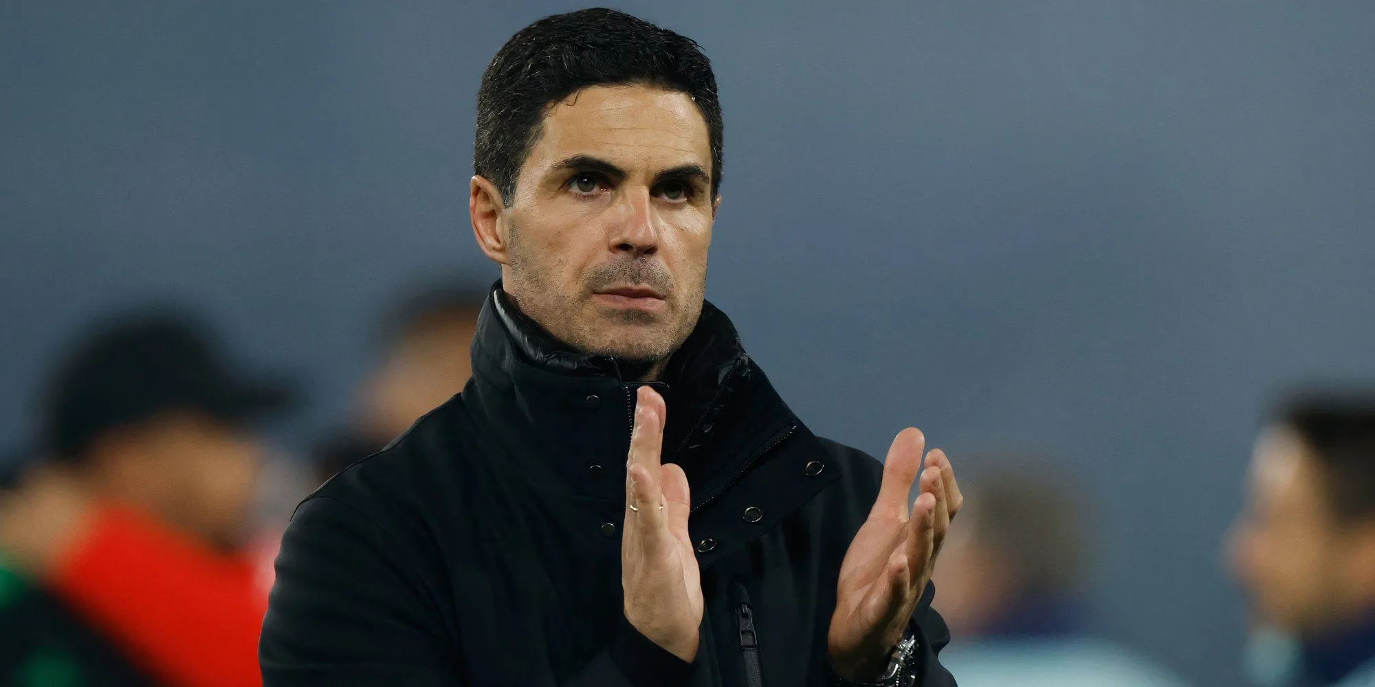 Huấn luyện viên Mikel Arteta của Arsenal đang đứng chỉ đạo, với mục tiêu tăng cường hàng công.
