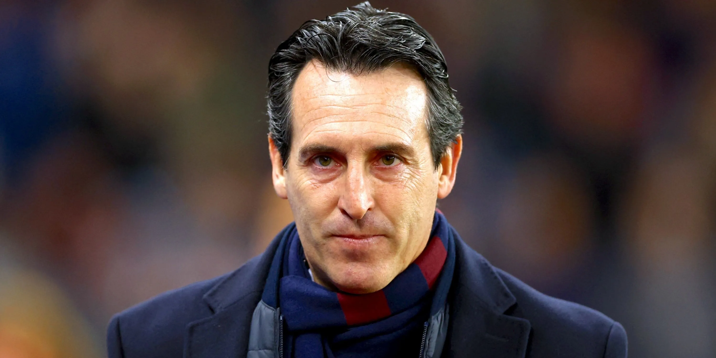 Huấn luyện viên Unai Emery của Aston Villa theo dõi trận đấu từ đường biên.