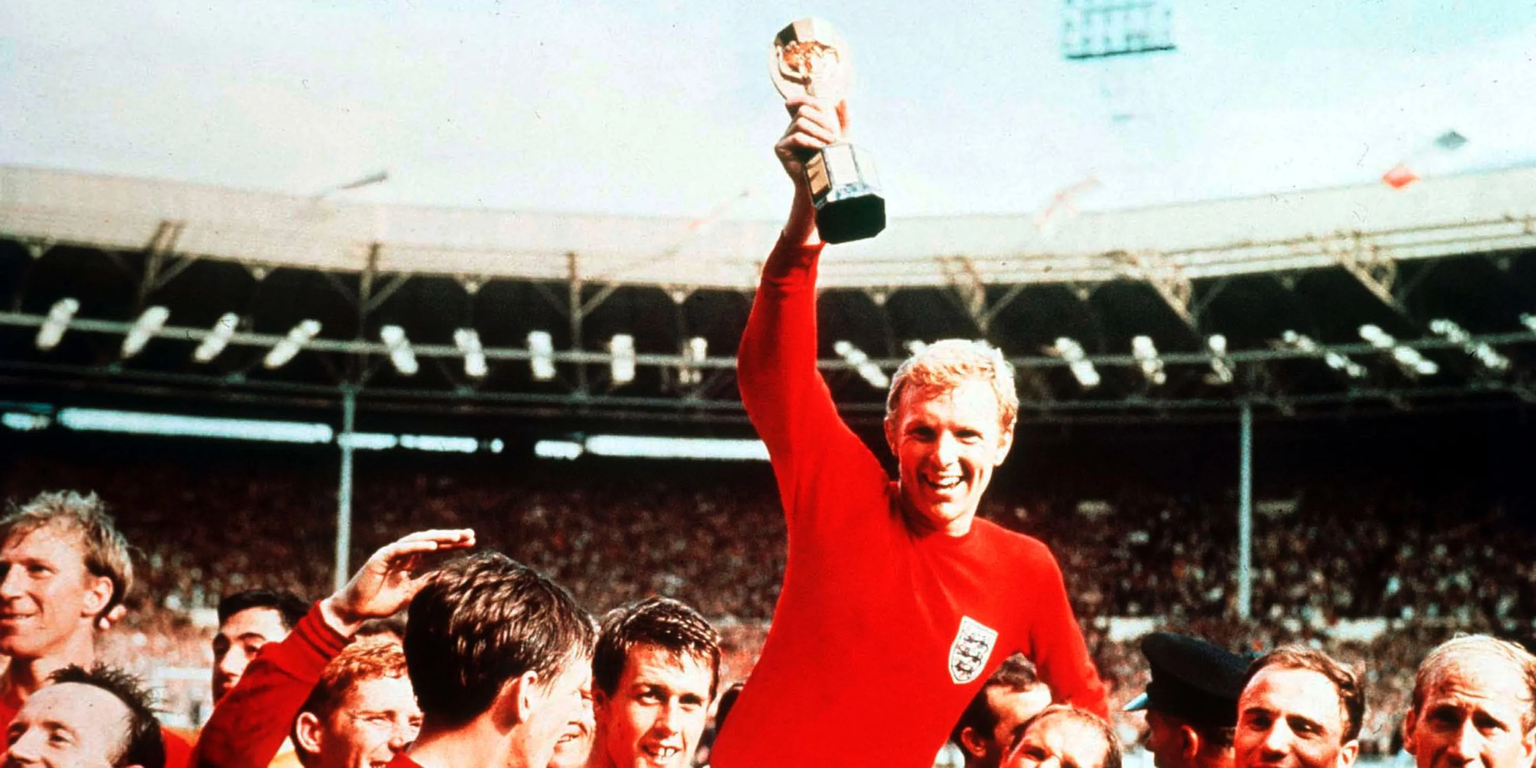 Huyền thoại Bobby Moore nâng cao cúp vô địch World Cup 1966