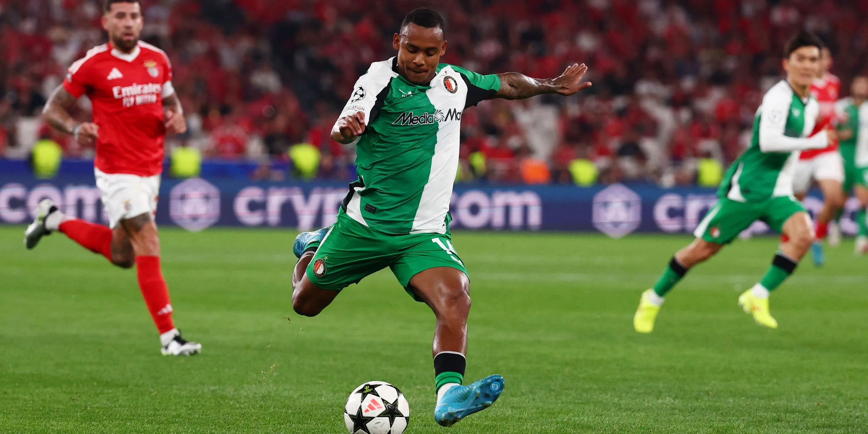 Igor Paixao của Feyenoord trong một pha dứt điểm trên sân