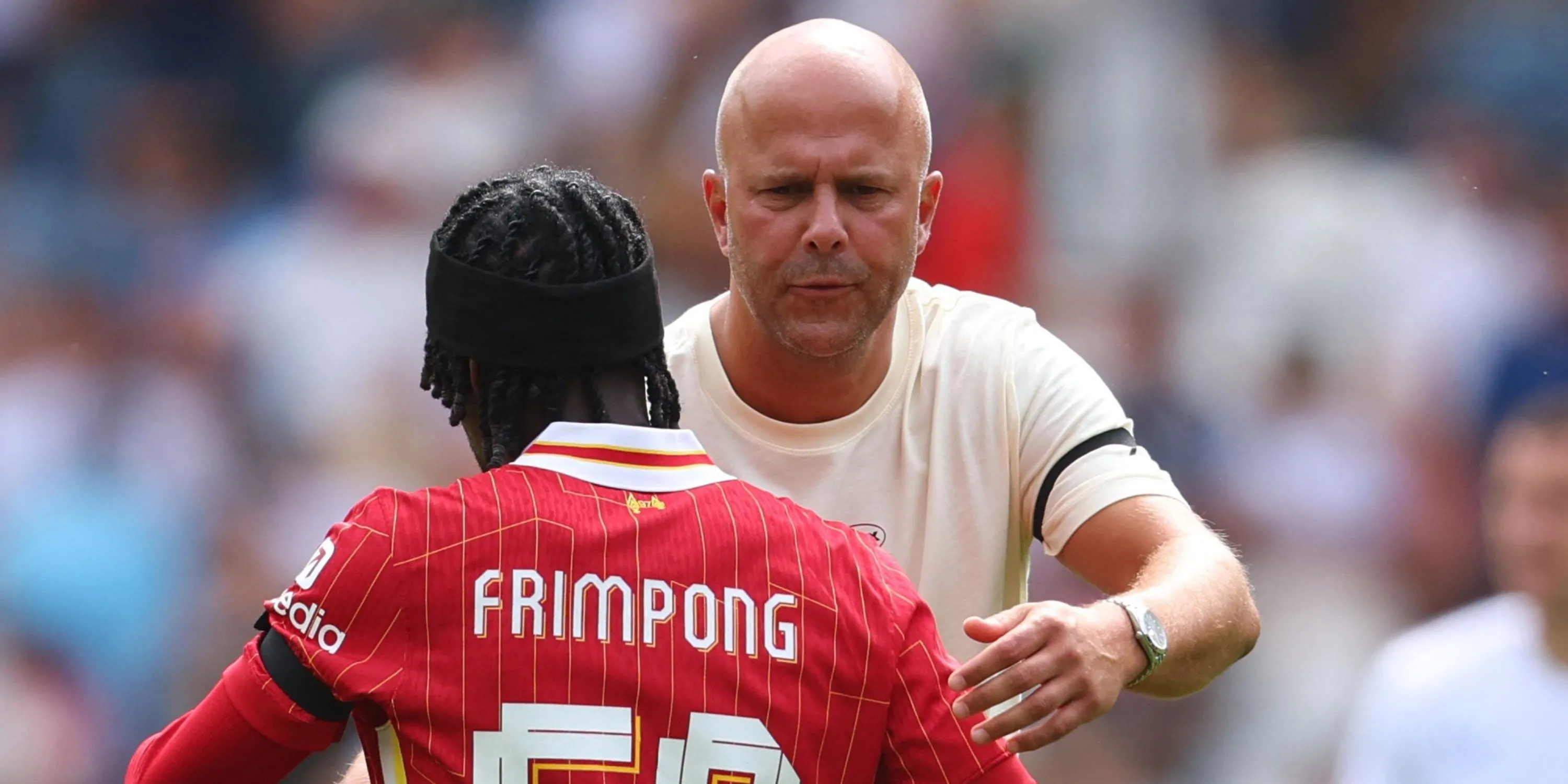 Jeremie Frimpong và huấn luyện viên Arne Slot trong buổi tập tiền mùa giải của Liverpool