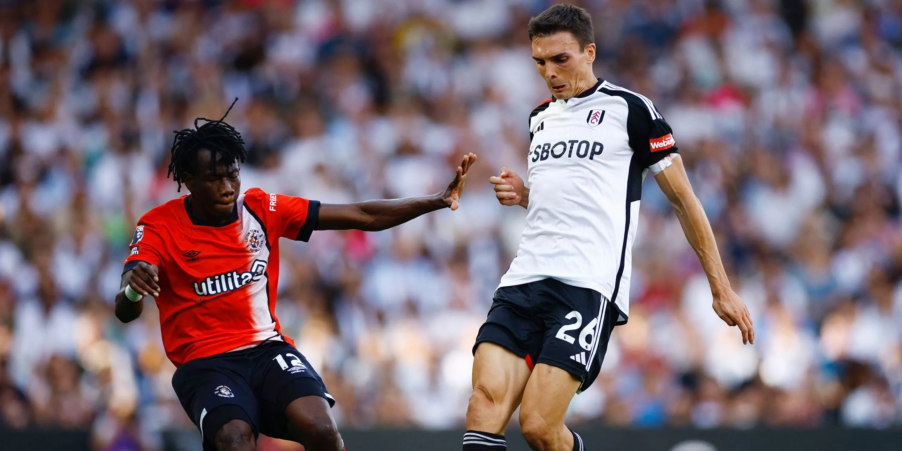 João Palhinha của Fulham trong một pha tranh chấp với cầu thủ Luton Town tại Premier League