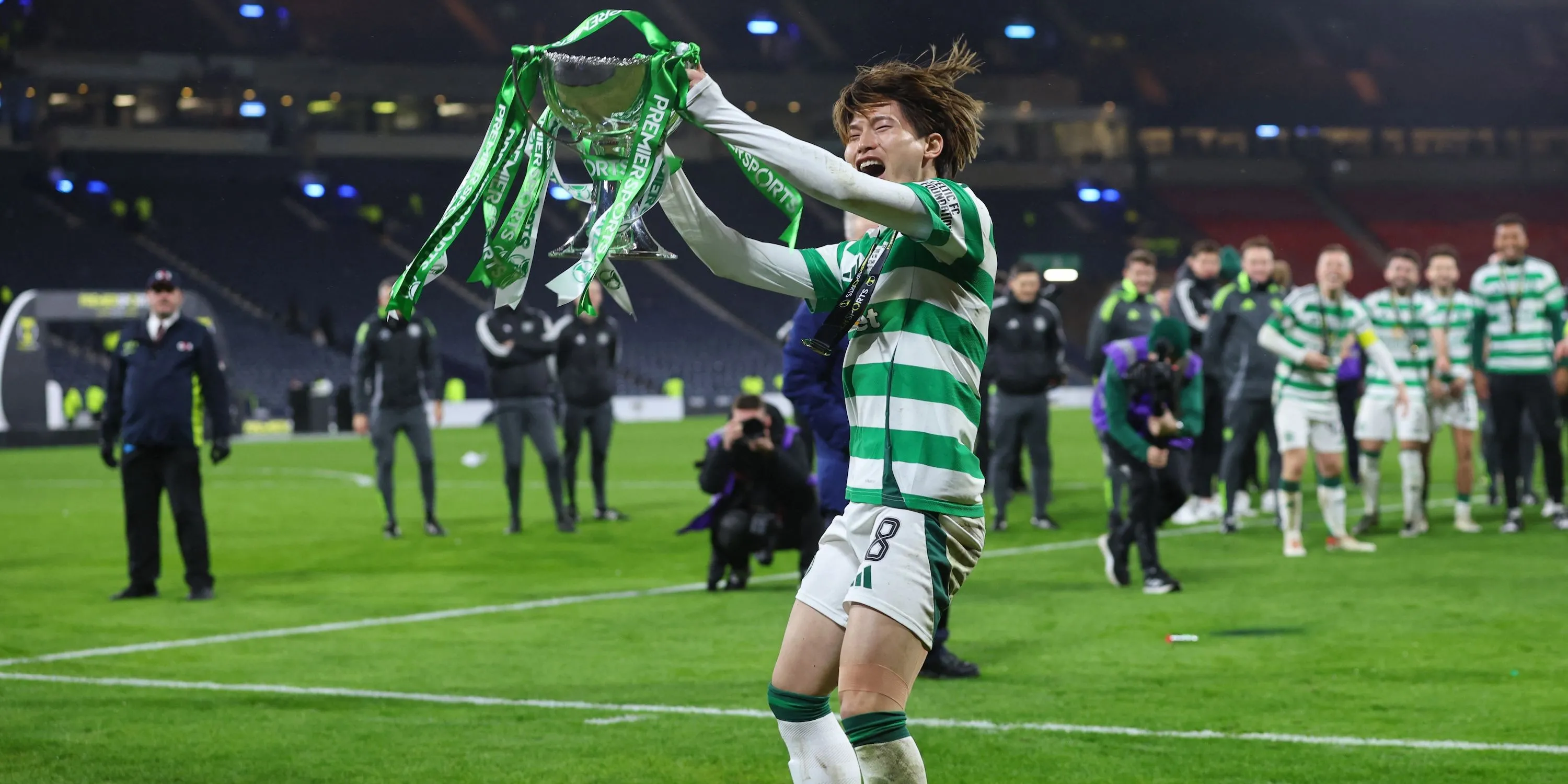 Kyogo Furuhashi ăn mừng cùng Celtic với cúp vô địch