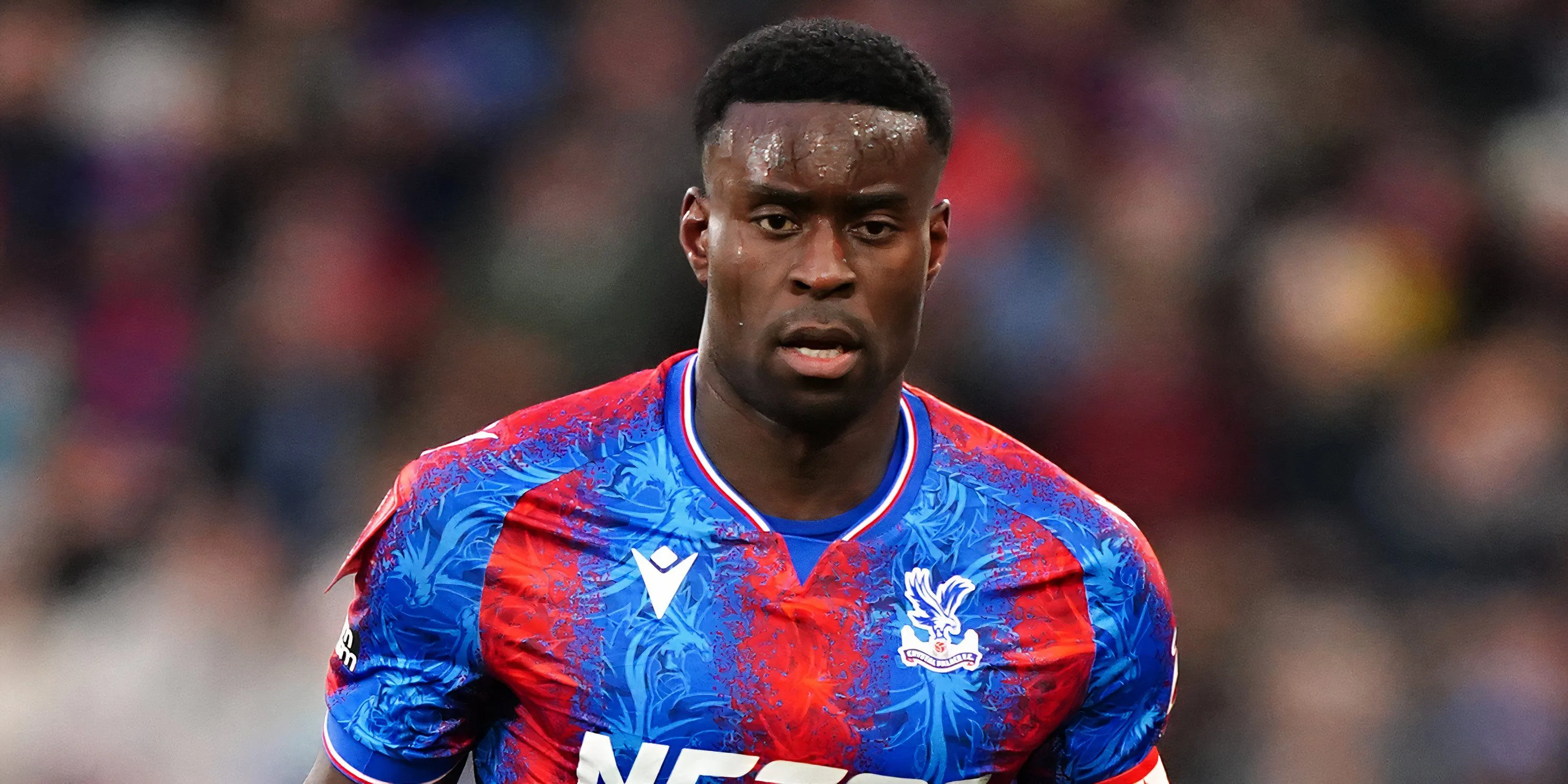 Marc Guehi trong màu áo Crystal Palace thể hiện kỹ năng phòng ngự tại Premier League