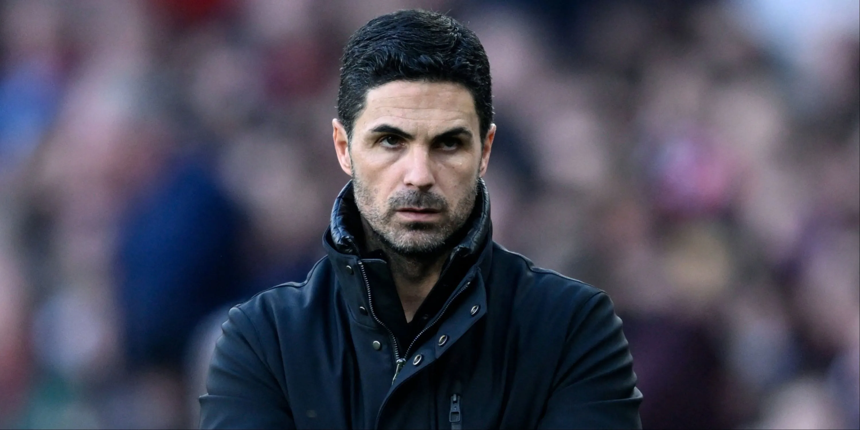 Mikel Arteta trong màu áo Everton đối mặt với áp lực tại sân Anfield, nơi anh thừa nhận mình "tan nát" cả về cảm xúc lẫn thể chất.