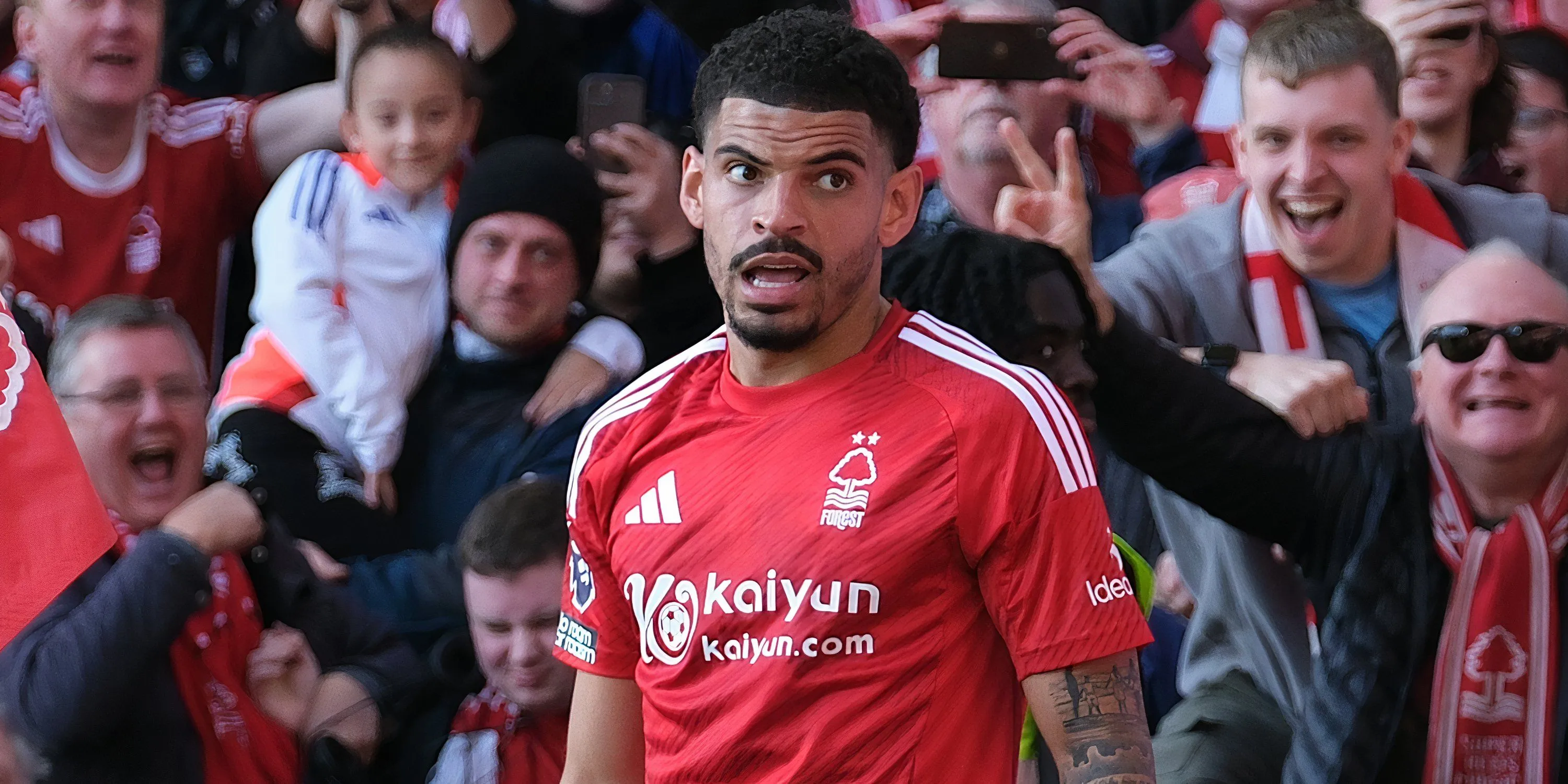Morgan Gibbs-White ăn mừng bàn thắng quan trọng cho Nottingham Forest.
