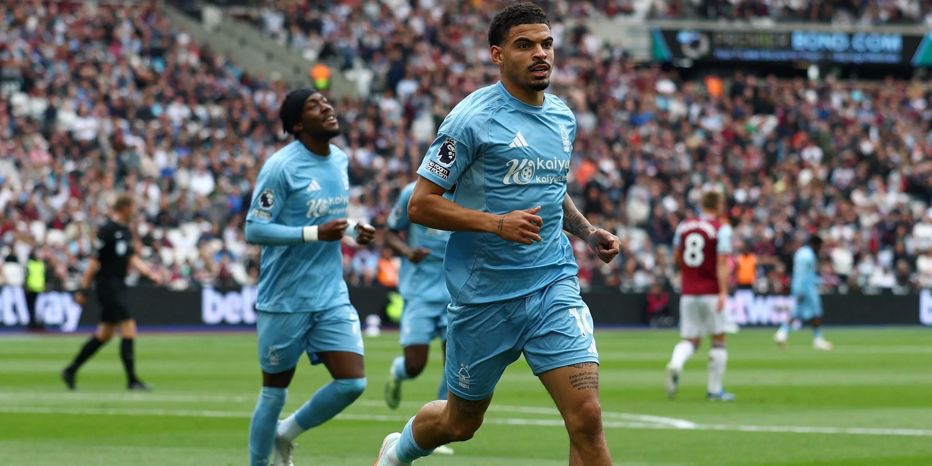Morgan Gibbs-White, mục tiêu chuyển nhượng hàng đầu của Tottenham, đang ăn mừng bàn thắng.