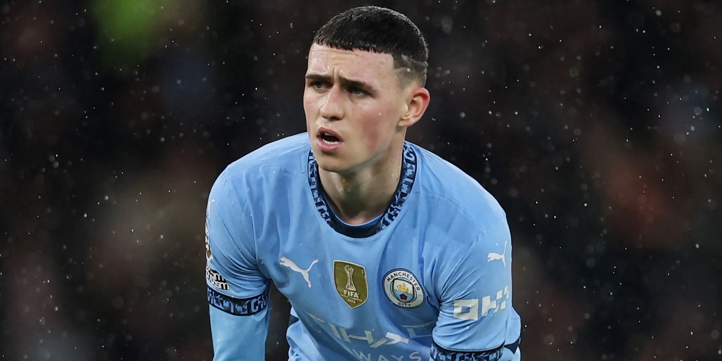 Phil Foden đi bóng trong màu áo Manchester City tại Ngoại hạng Anh