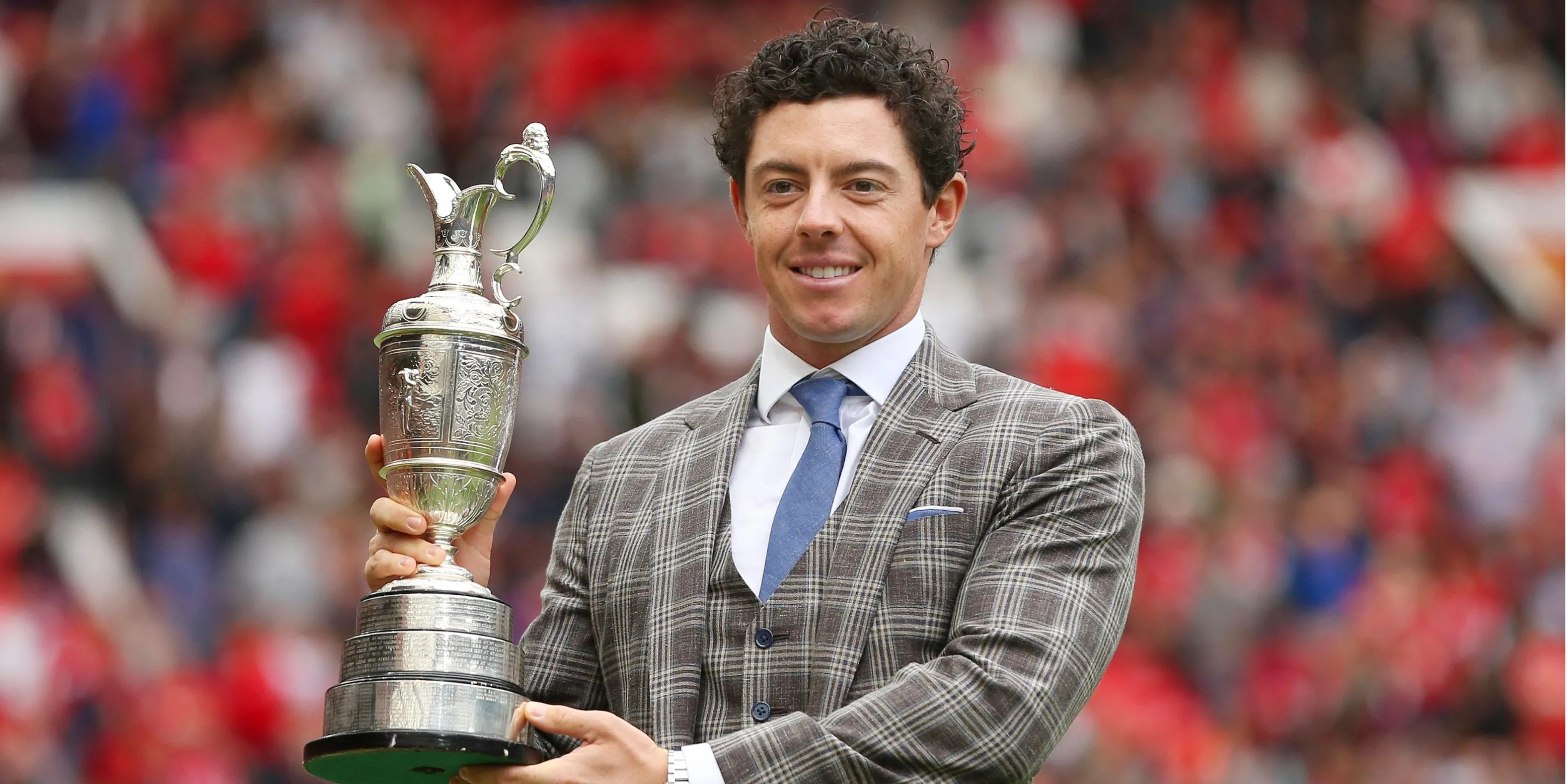 Rory McIlroy cầm cúp vô địch Open Championship tại sân Old Trafford của Manchester United