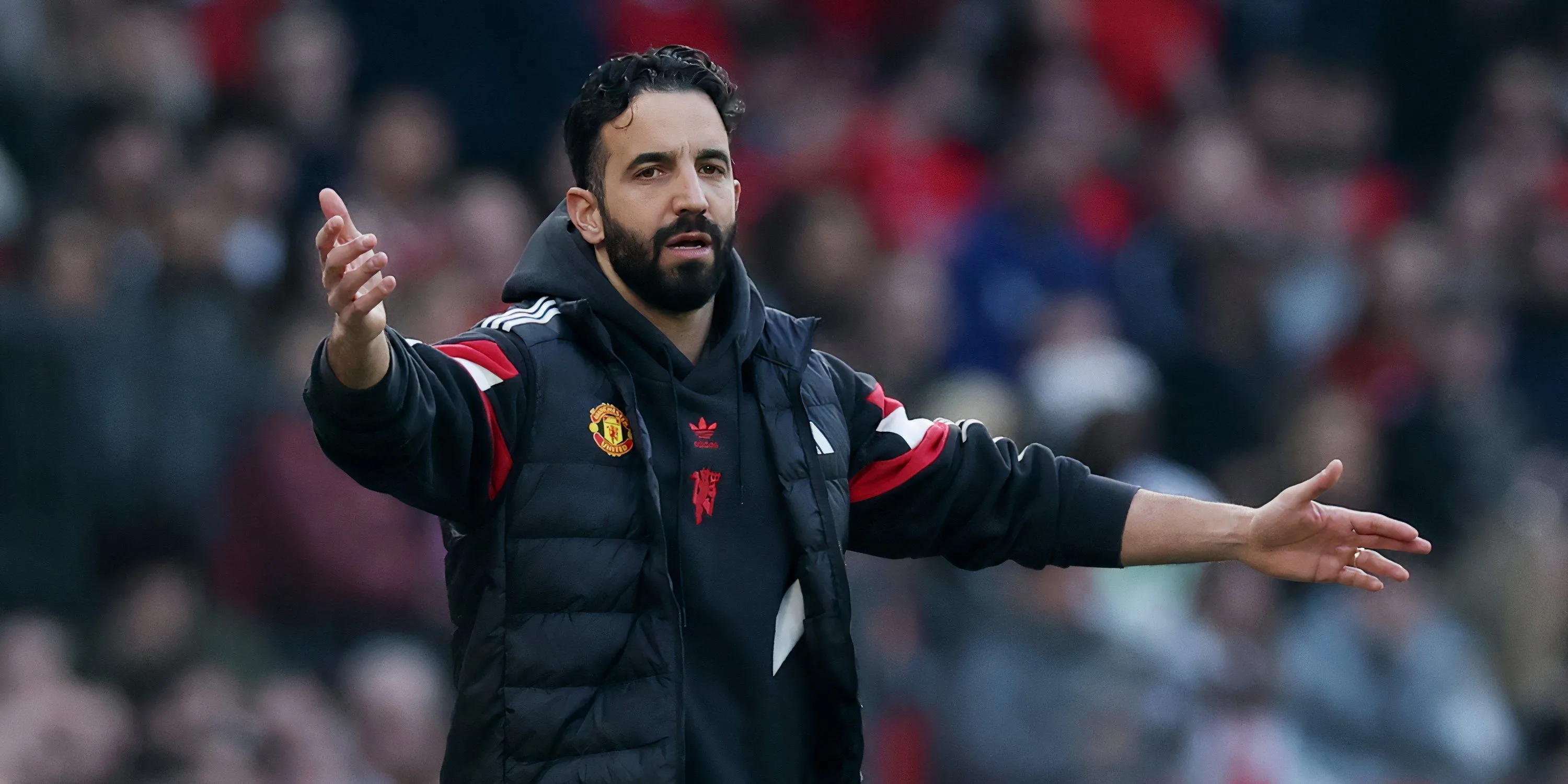 Ruben Amorim trên sân trong vai trò huấn luyện viên Manchester United