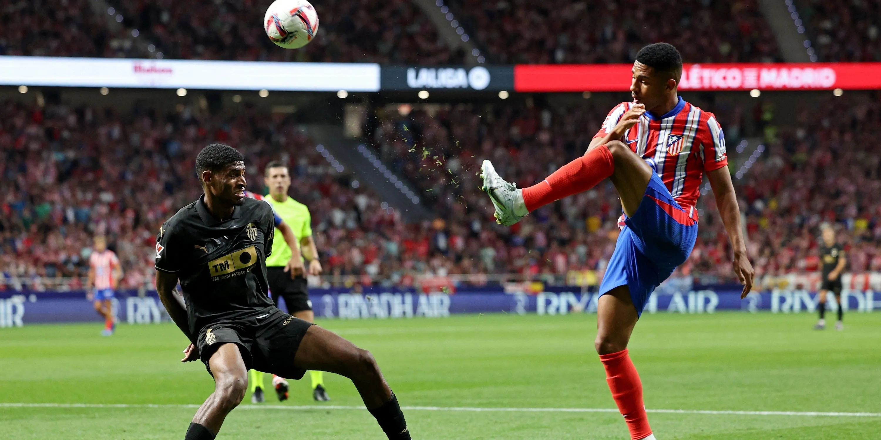 Samuel Lino của Atletico Madrid trong một pha tranh chấp bóng