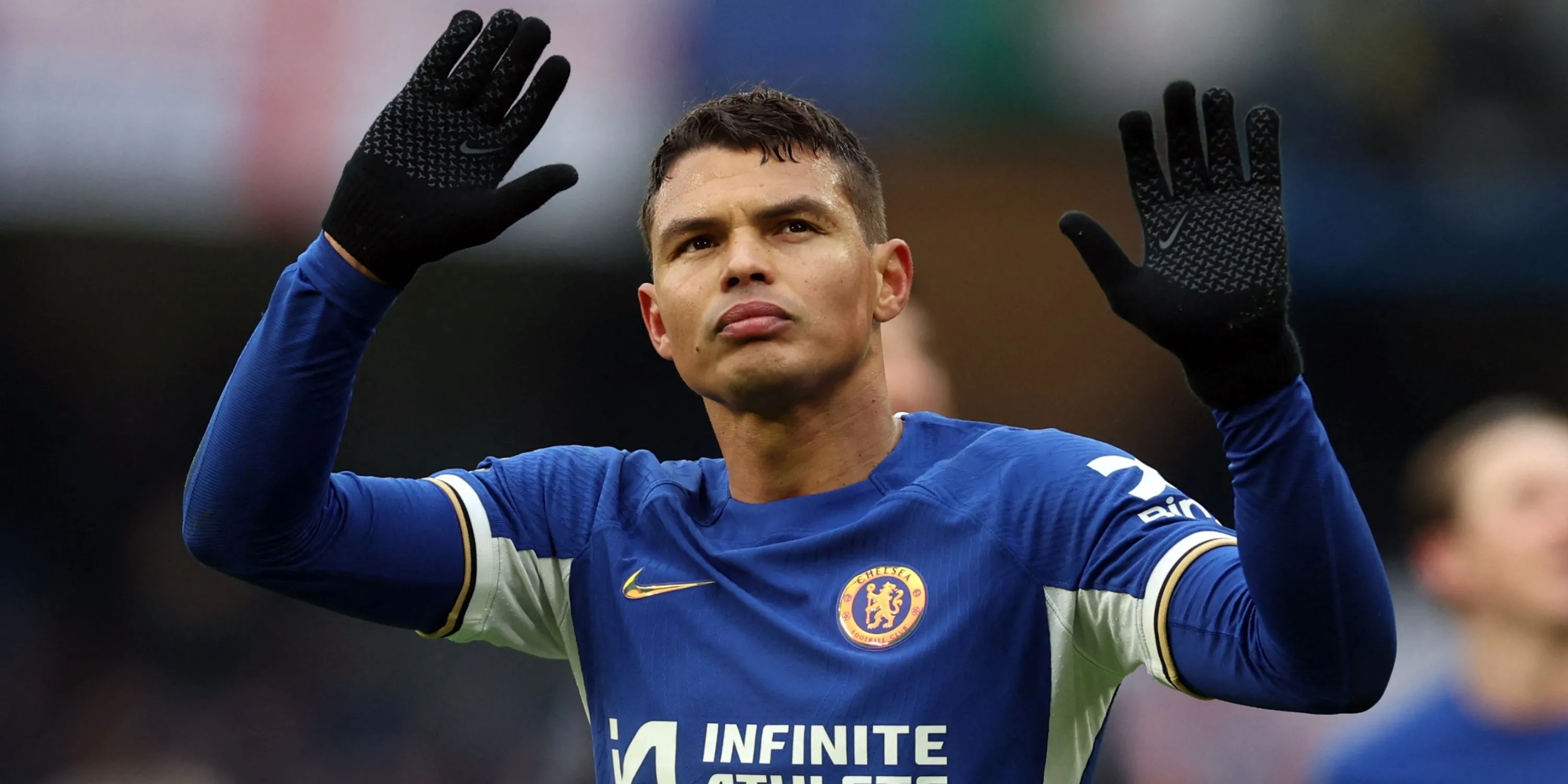 Thiago Silva, biểu tượng Chelsea, nhìn về khán đài Stamford Bridge