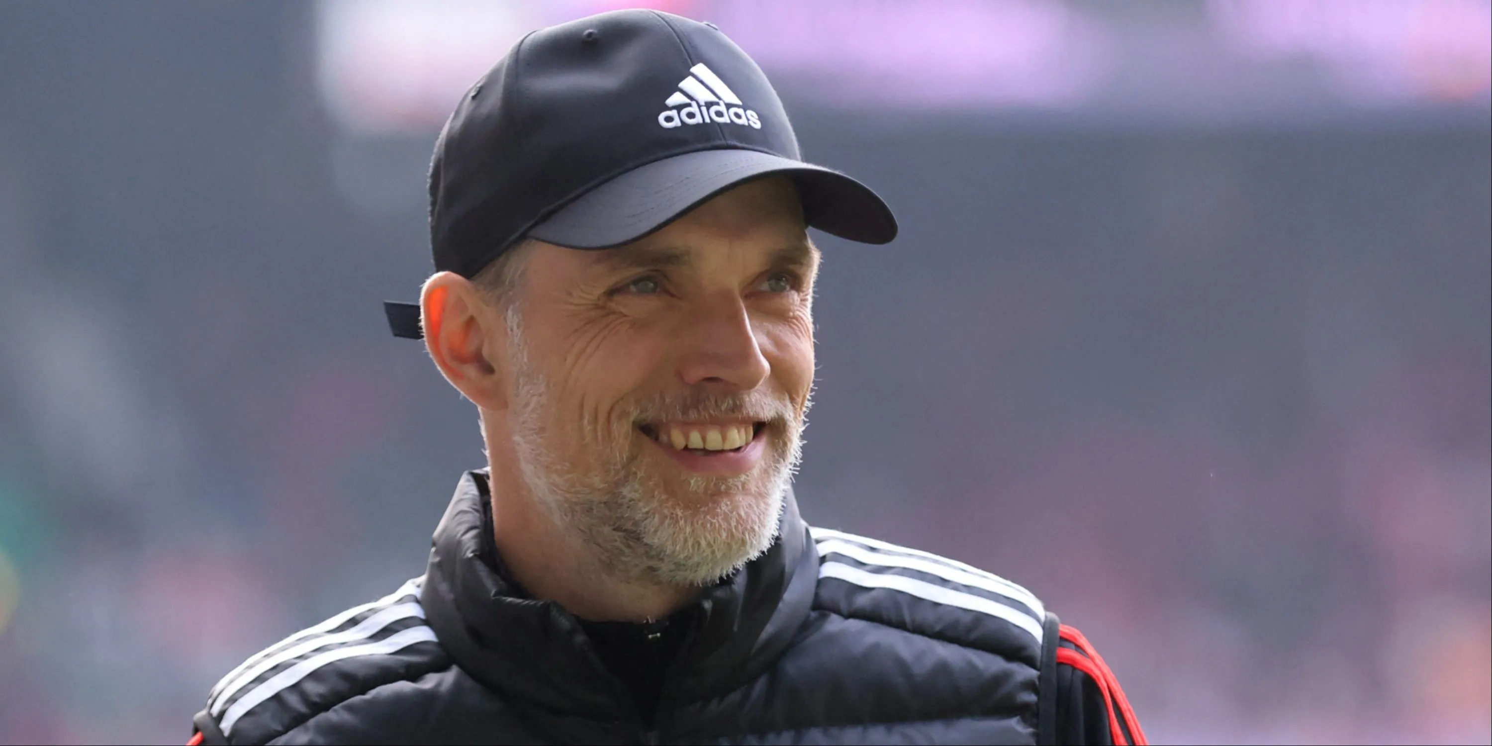 Thomas Tuchel mỉm cười trên đường biên khi còn dẫn dắt Bayern Munich.