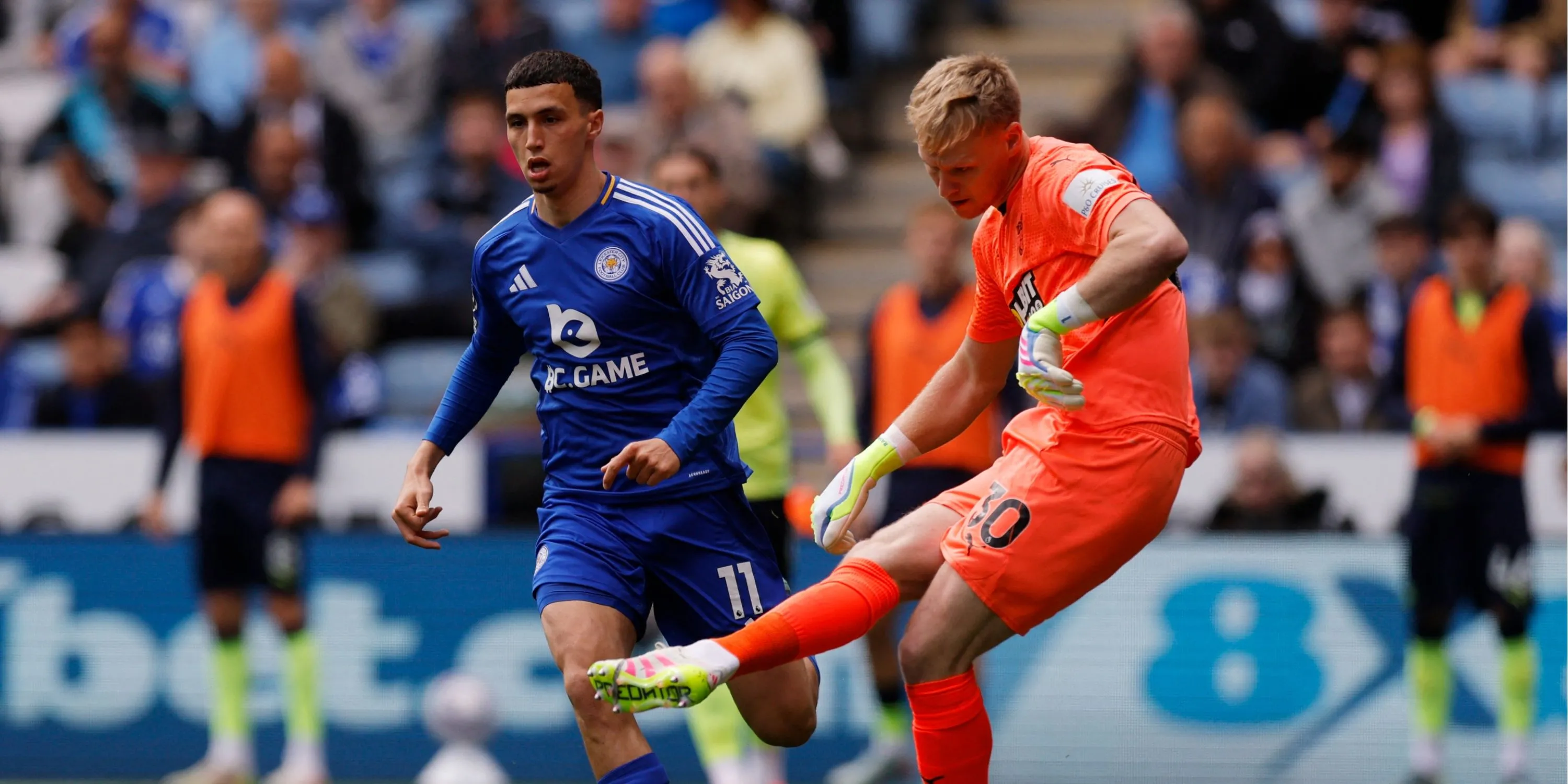 Thủ môn Aaron Ramsdale, mục tiêu của Leeds, trong màu áo Southampton