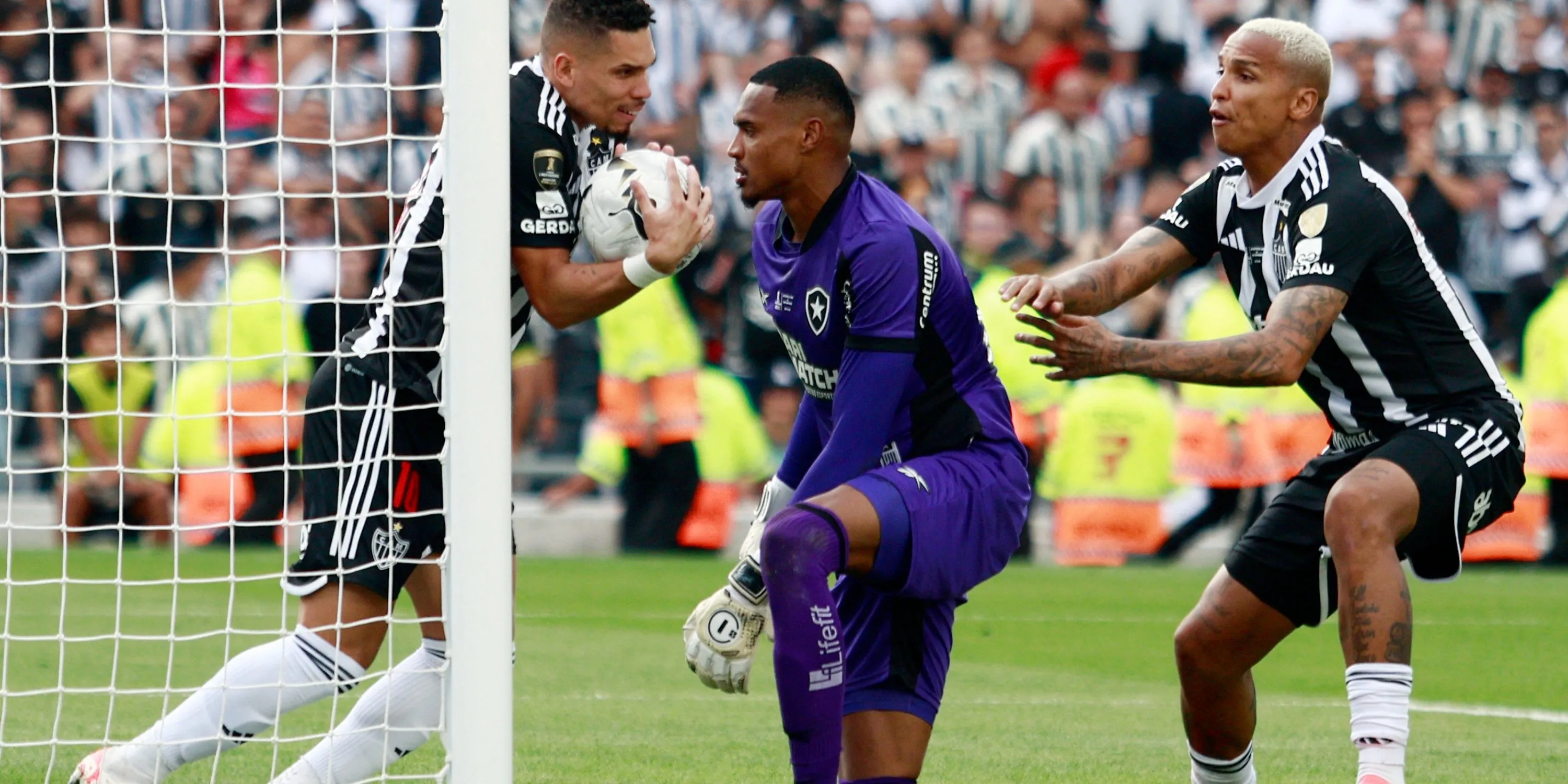 Thủ môn John Victor của Botafogo