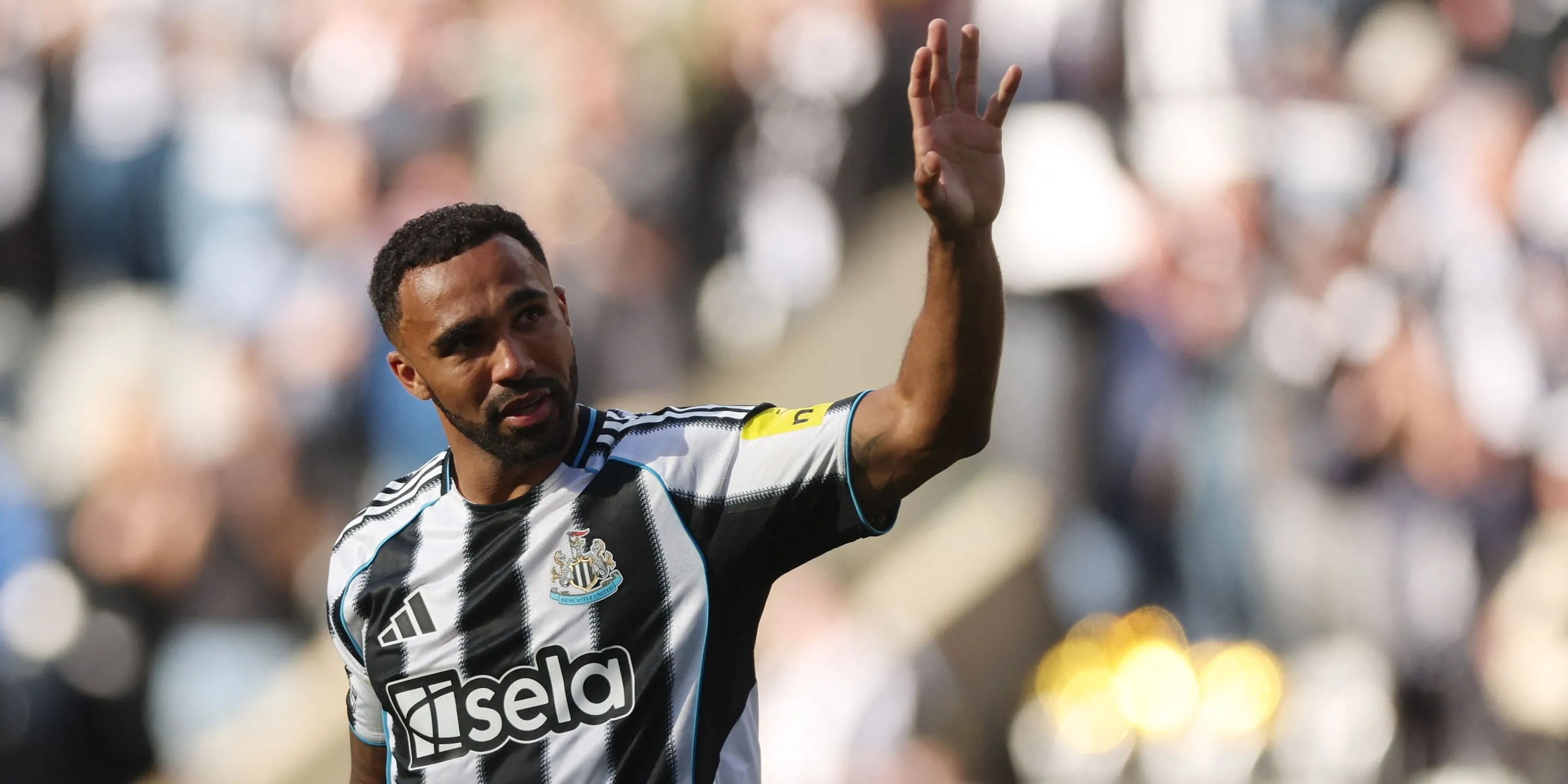 Tiền đạo Callum Wilson vẫy tay chào tạm biệt người hâm mộ sau khi chia tay Newcastle United